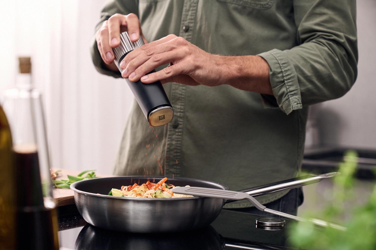 Elegantes 2er Set Gewürzmühlen von Zwilling, ideal für Salz und Pfeffer, mit robustem Keramikmahlwerk und modernem Design.