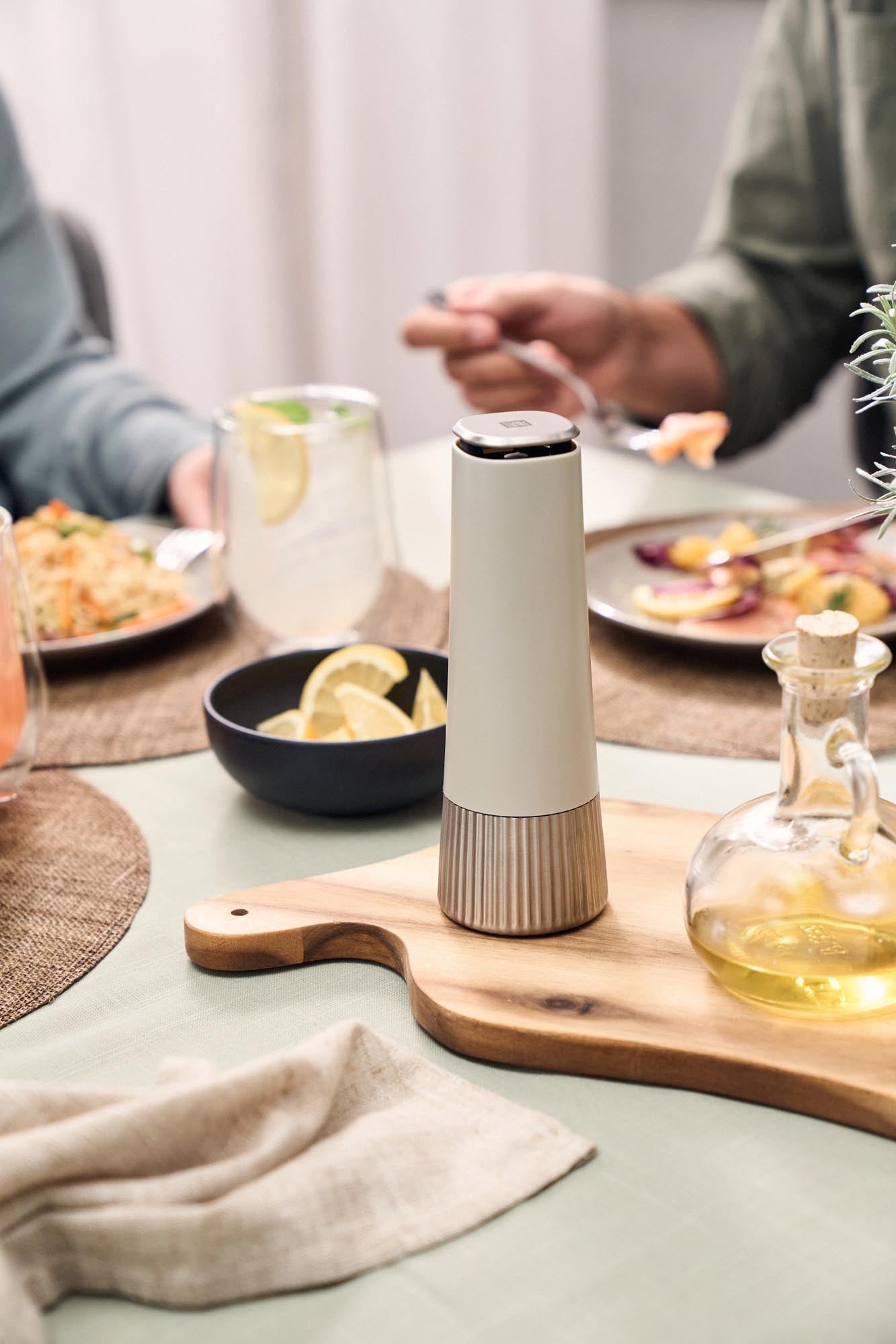 Elegante 19 cm Gewürzmühle in Elfenbeinweiss von Zwilling, perfekt für präzises Würzen und stilvolle Küchengestaltung.