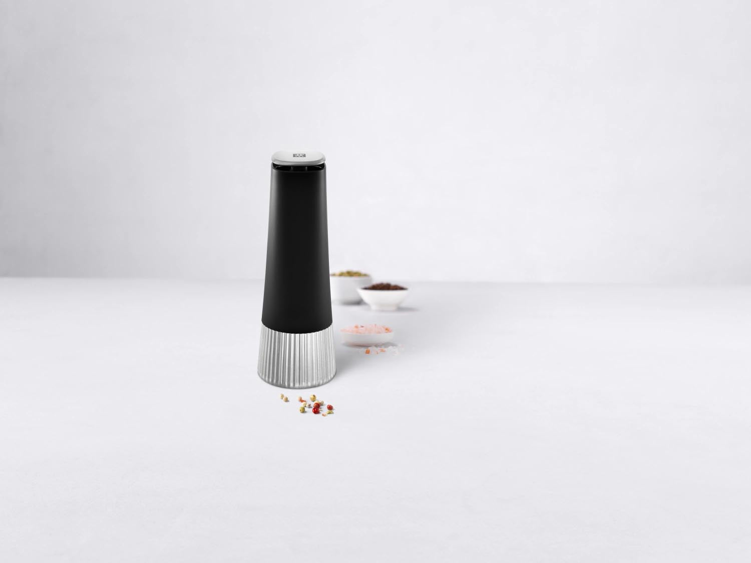 Stilvolle 19 cm Gewürzmühle von Zwilling in Schwarz, ideal für präzises Mahlen, modernes Design, perfekt für Küche und Esstisch.