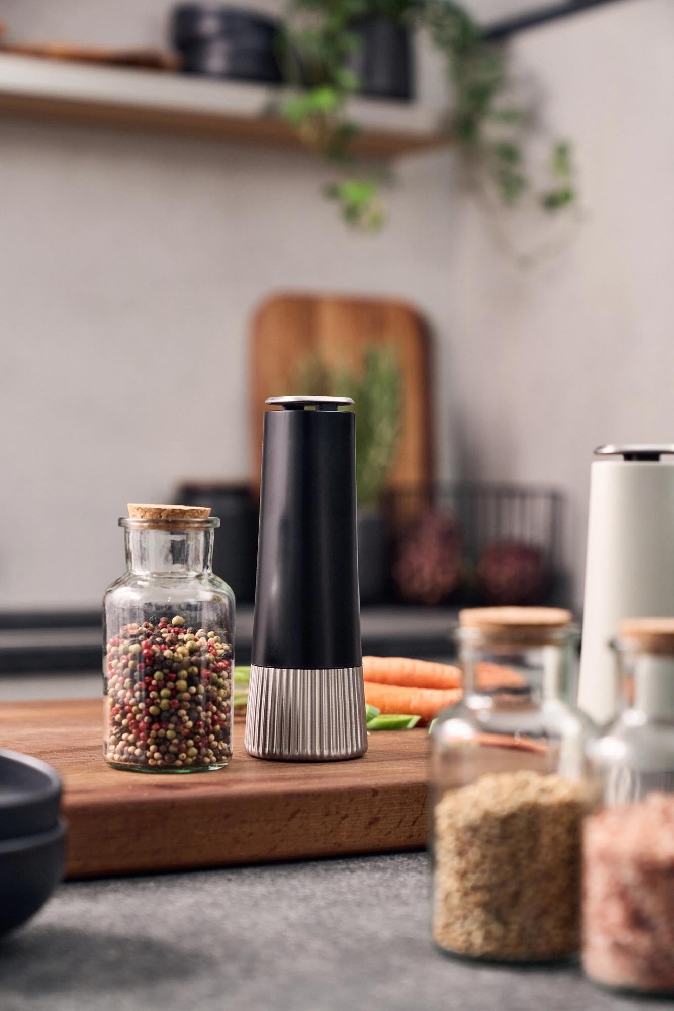 Stilvolle 19 cm Gewürzmühle von Zwilling in Schwarz, perfekt für präzises Mahlen, modernes Design, ideal für Küche und Esstisch.