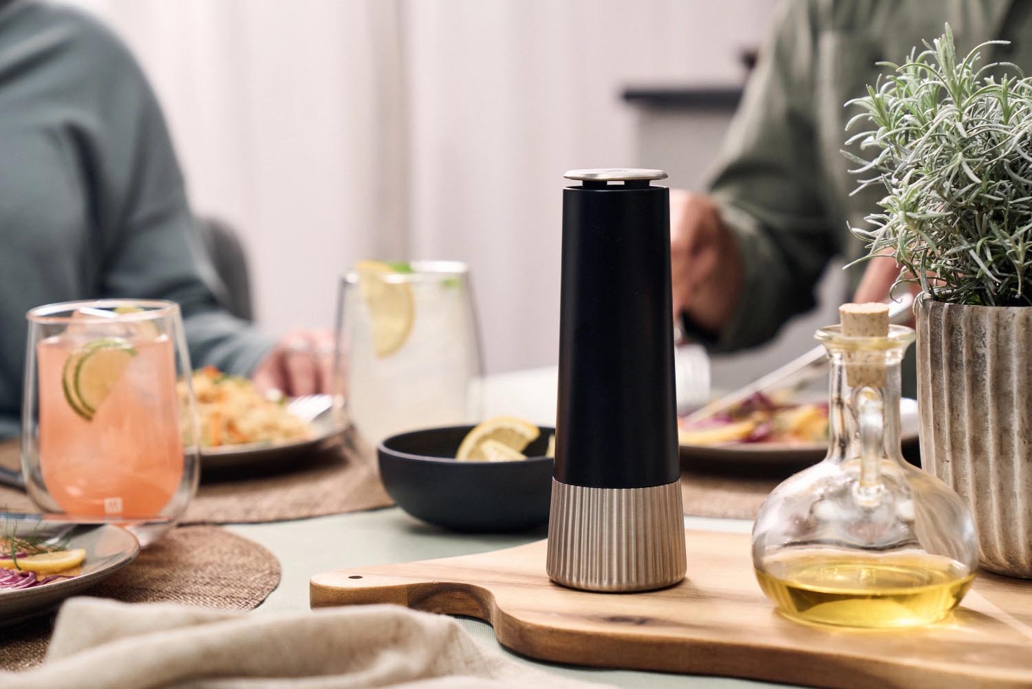 Elegante 19 cm Gewürzmühle von Zwilling in Schwarz, ideal für präzises Mahlen, modernes Design, perfekt für Küche und Tisch.