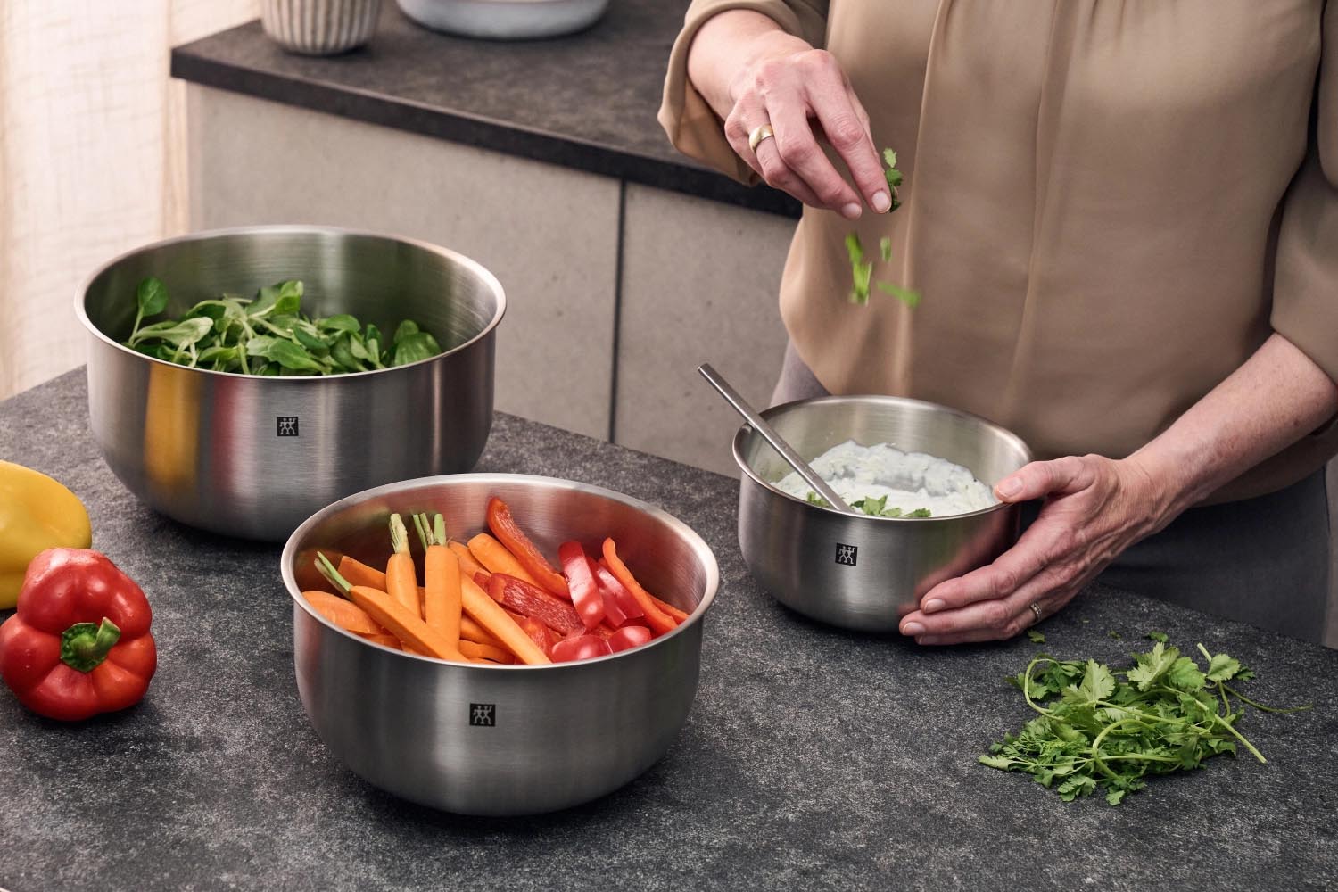 Praktisches 3-teiliges Zwilling Schüsselset, ideal für Zubereitung, Servieren und Aufbewahrung von Speisen in stilvollem Design.