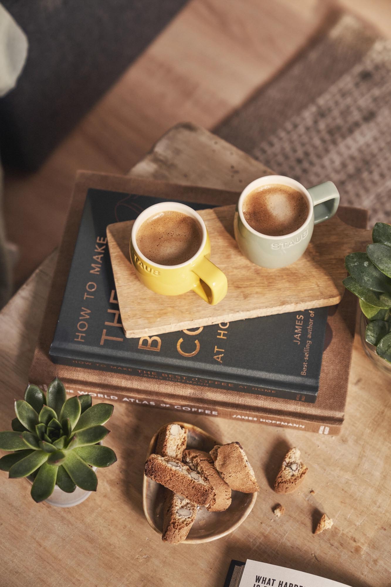 Kompakte 100ml Tasse von Staub in strahlendem Gelbton, perfekt für Espresso. Robuste Keramik, modernes und funktionales Design.