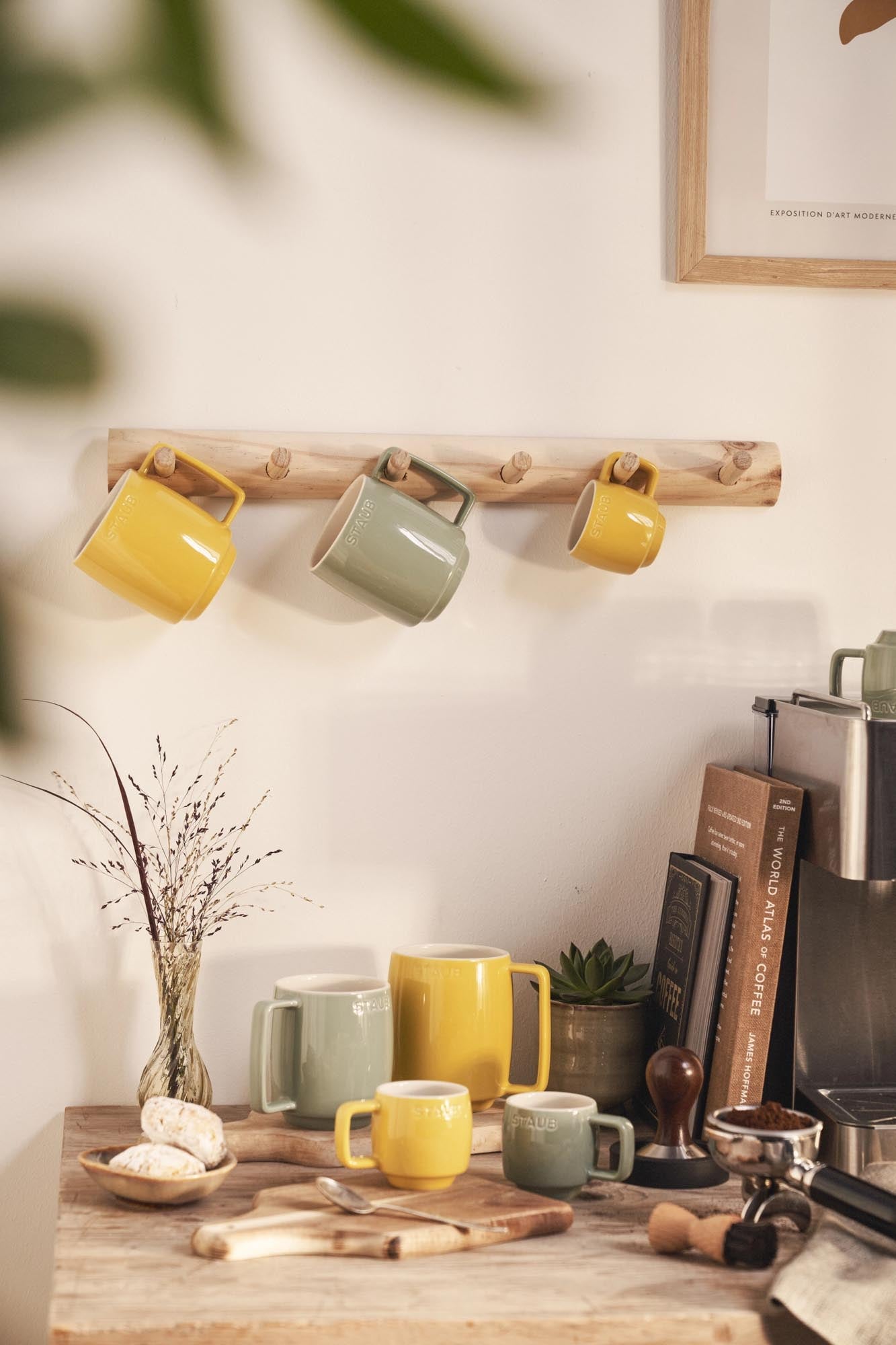 Kleine 100ml Tasse von Staub in leuchtendem Gelb, ideal für Espresso. Hochwertige Keramik, stilvolles und praktisches Design.