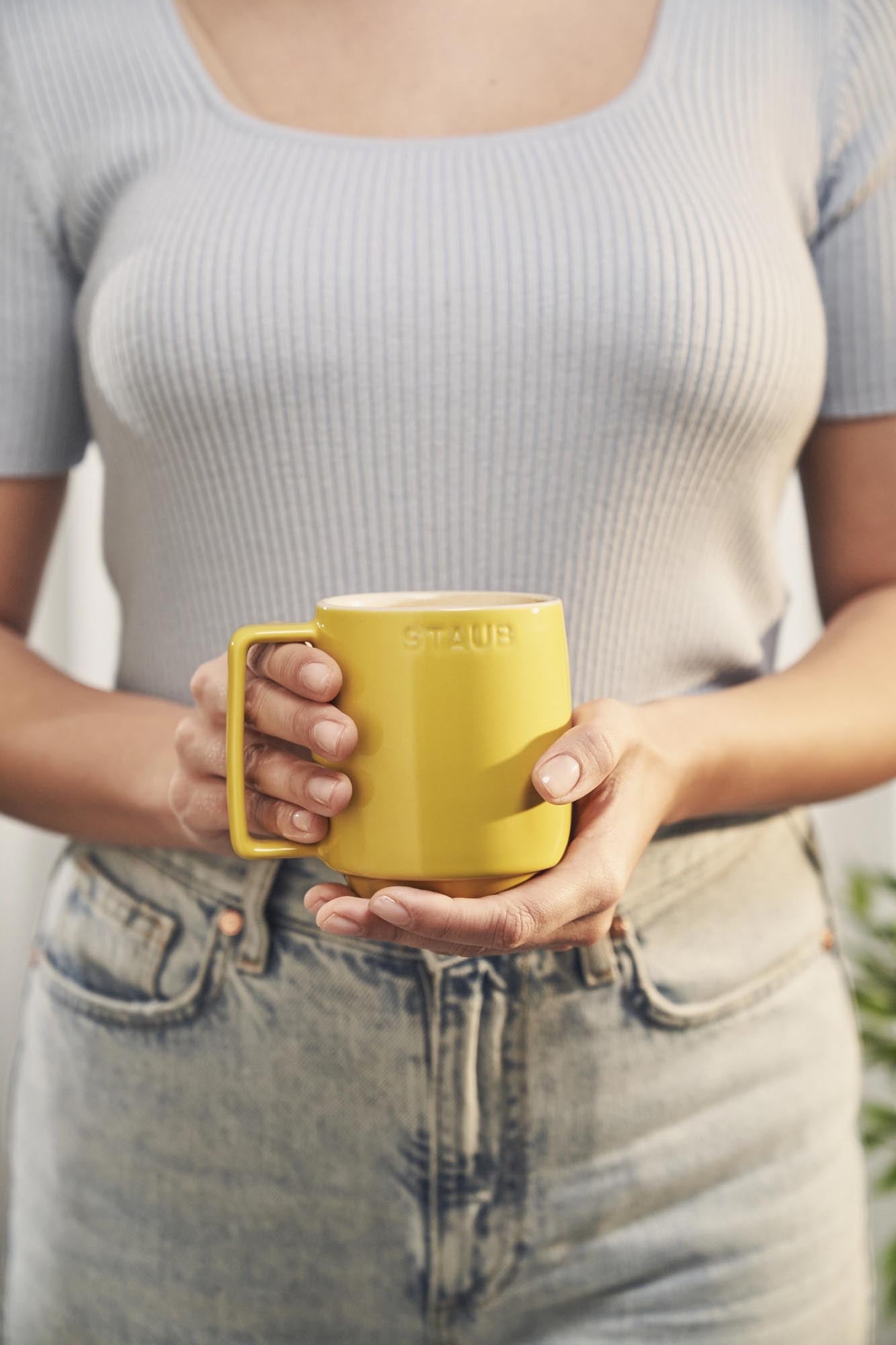 Hochwertige 350ml Keramiktasse in frischem Zitronengelb von Staub, perfekt für Kaffee, Tee oder andere Heissgetränke.