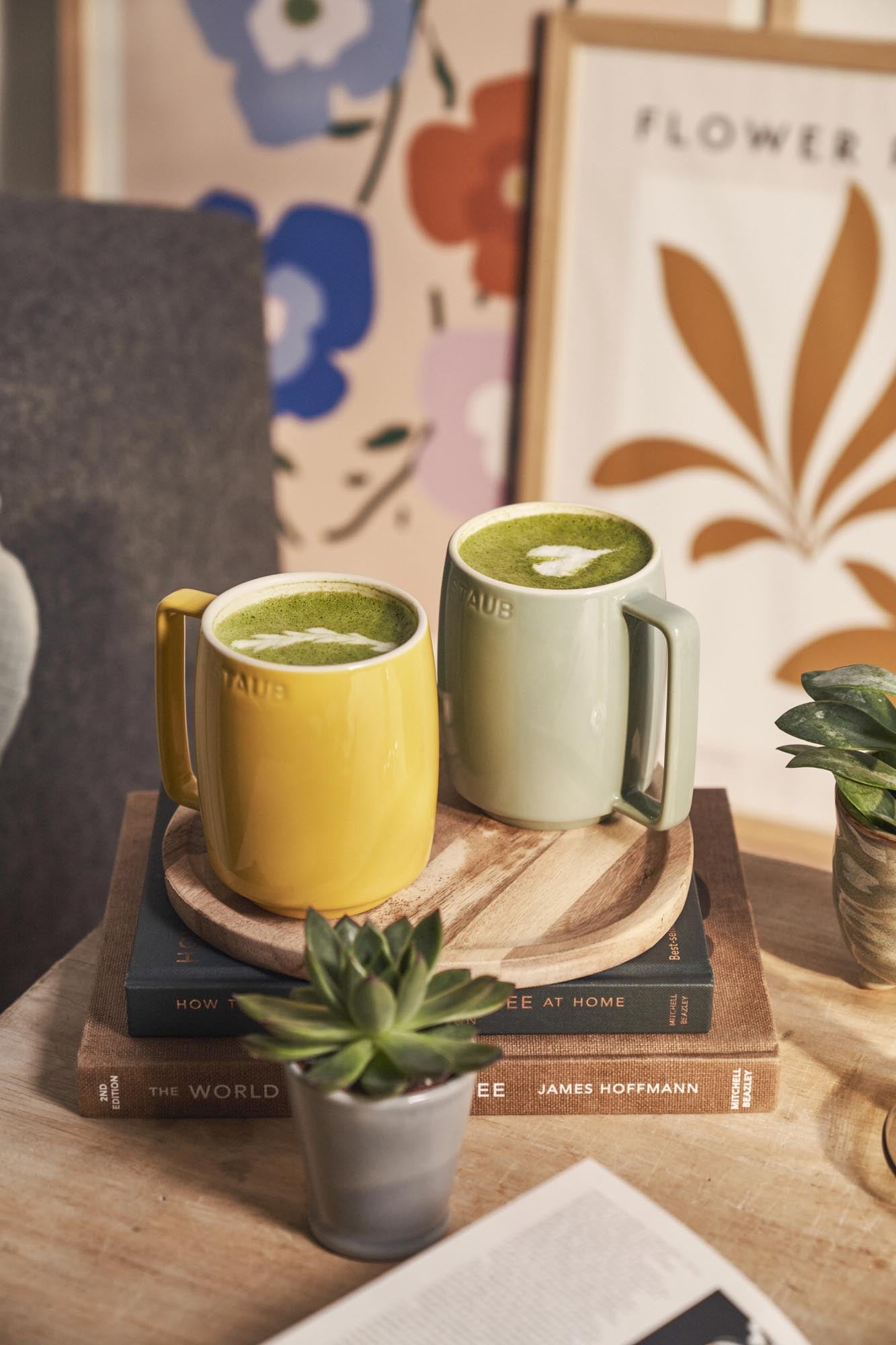 Elegante 350ml Keramiktasse in leuchtendem Gelb von Staub, ideal für Kaffee, Tee oder andere warme Getränke.