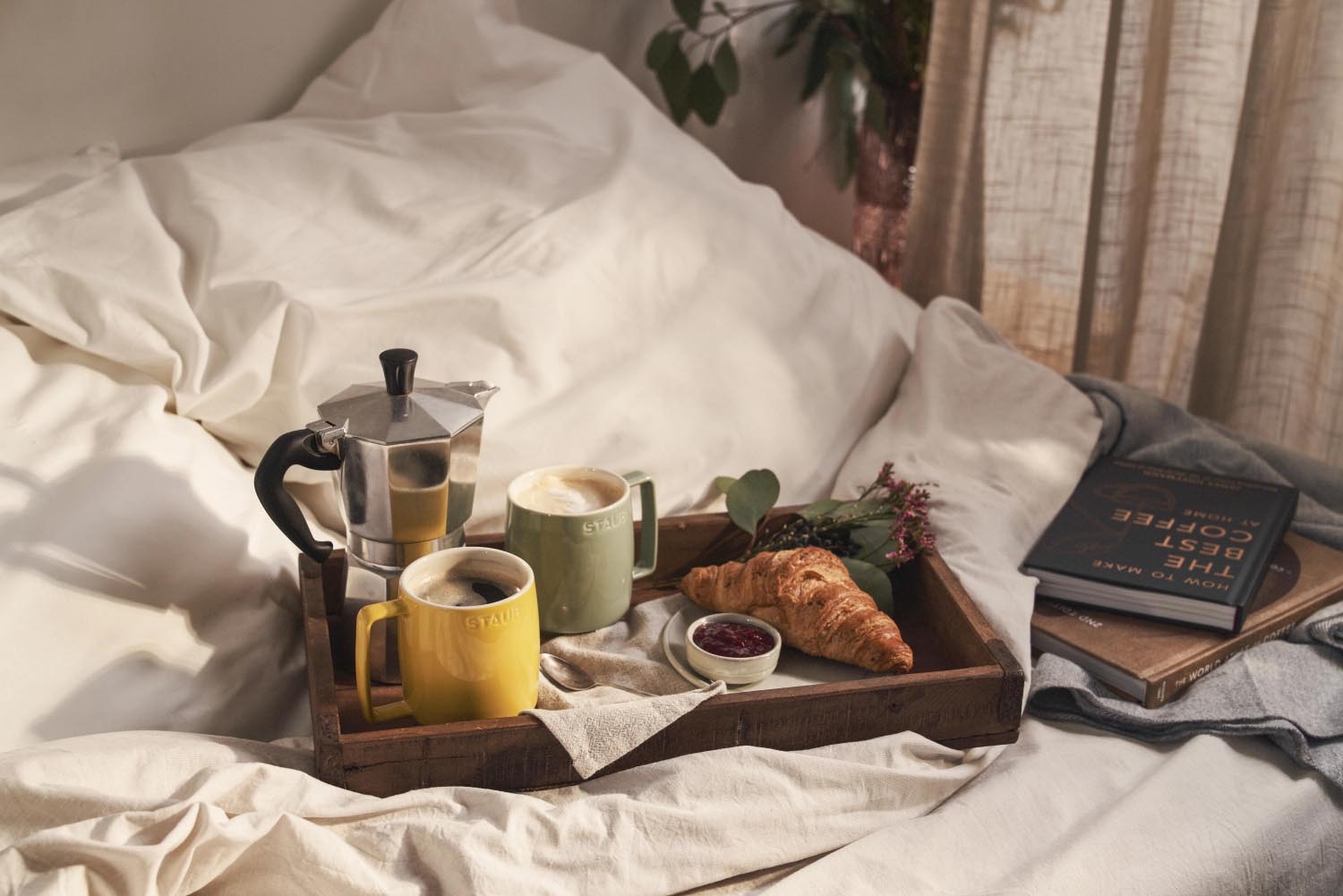 Hochwertige 350ml Keramiktasse in strahlendem Gelb von Staub, perfekt für Heissgetränke wie Kaffee oder Tee.
