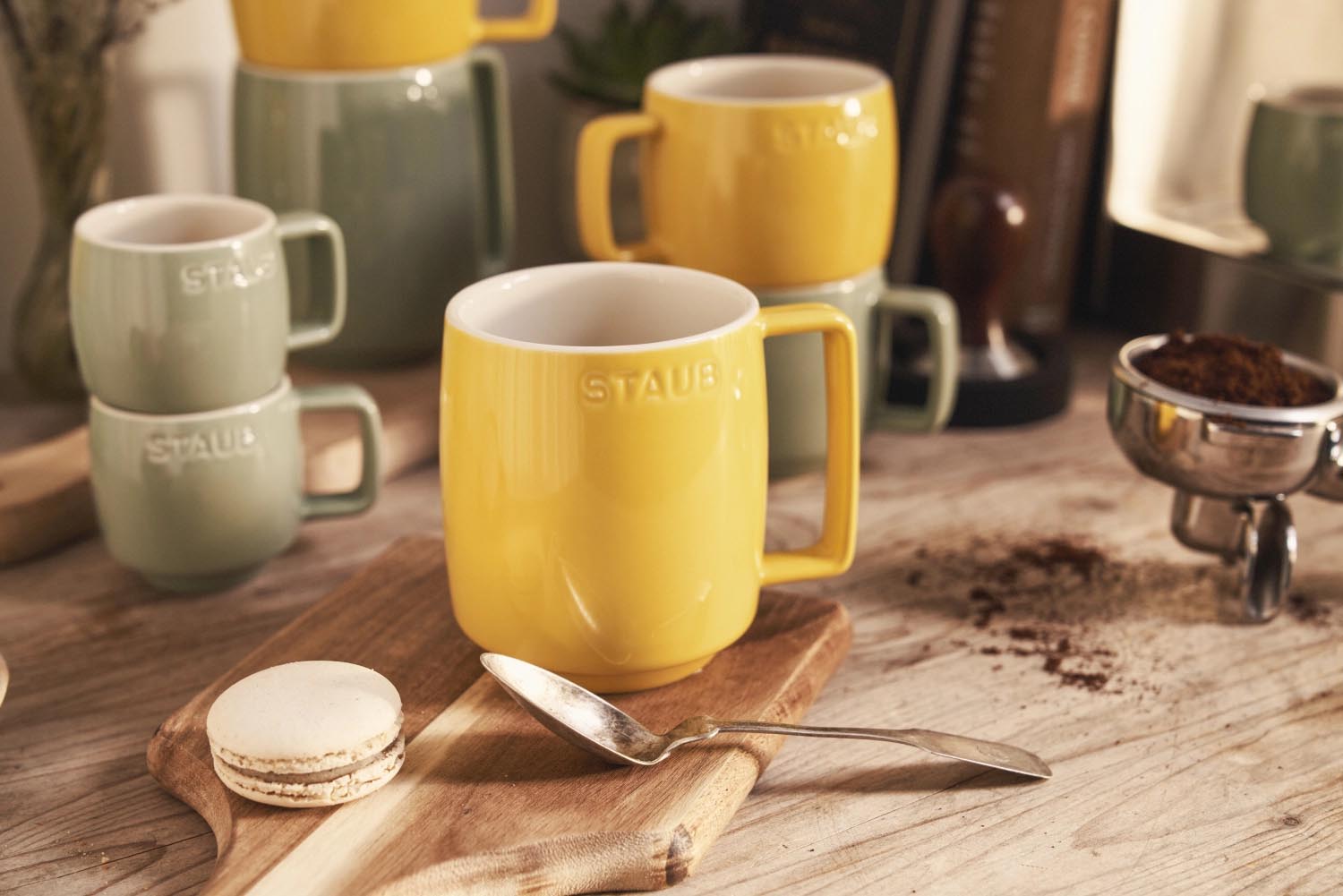 Hochwertige 350ml Keramiktasse in strahlendem Gelb von Staub, perfekt für Kaffee, Tee oder andere warme Getränke.