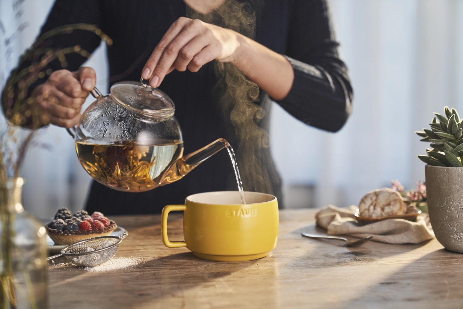 Die Staub Tasse Citron XL 500ml kombiniert stilvolles Design mit grossem Fassungsvermögen für Tee, Kaffee oder andere Getränke.