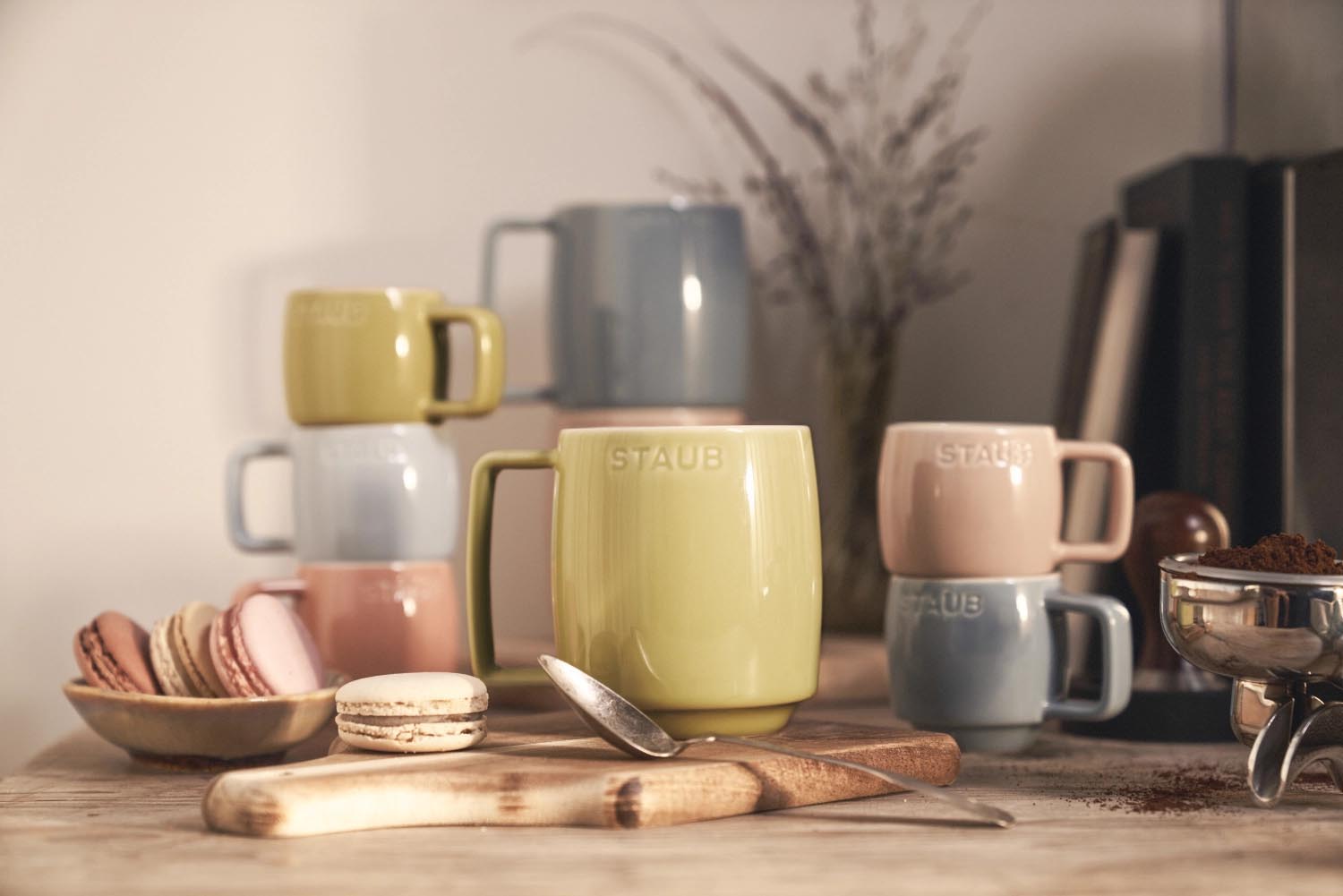 Stilvolles 6-teiliges Tassenset XS von Staub, 100 ml, aus robuster Keramik, perfekt für Espresso und als Geschenk für Kaffeeliebhaber.