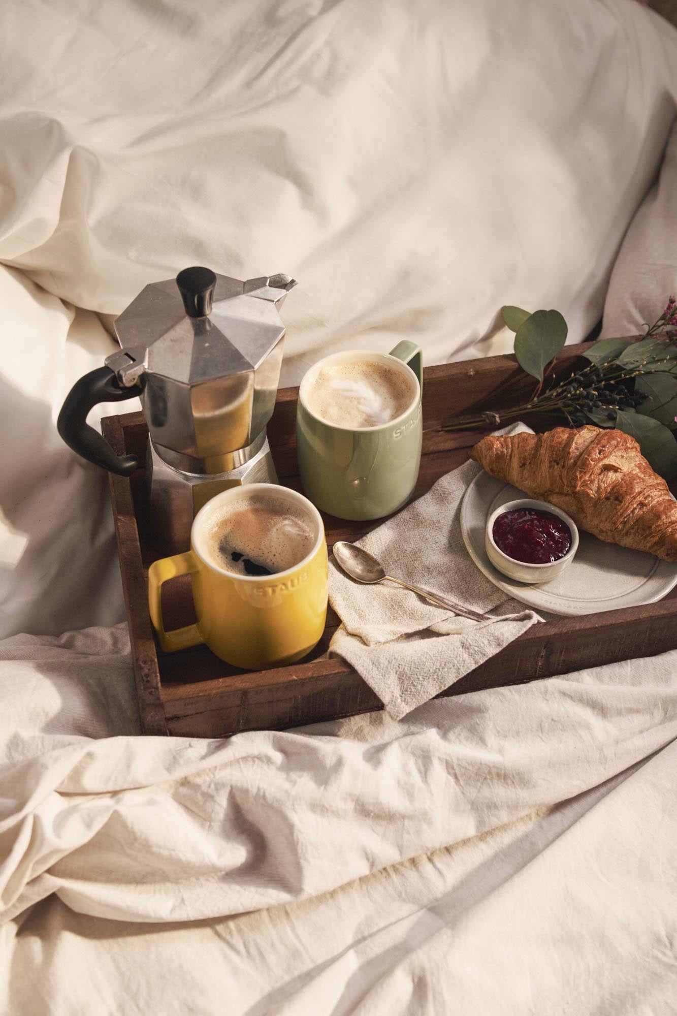 Elegante Keramiktasse in Eucalyptus-Grün, 350ml, ideal für Heissgetränke, hochwertiges Design von Staub.