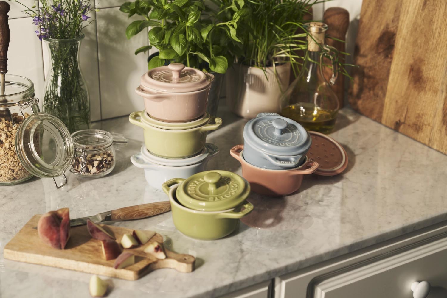 6-teiliges Mini-Cocotte-Set von Staub, perfekt für individuelles Servieren und Kochen kleiner Portionen mit Stil.