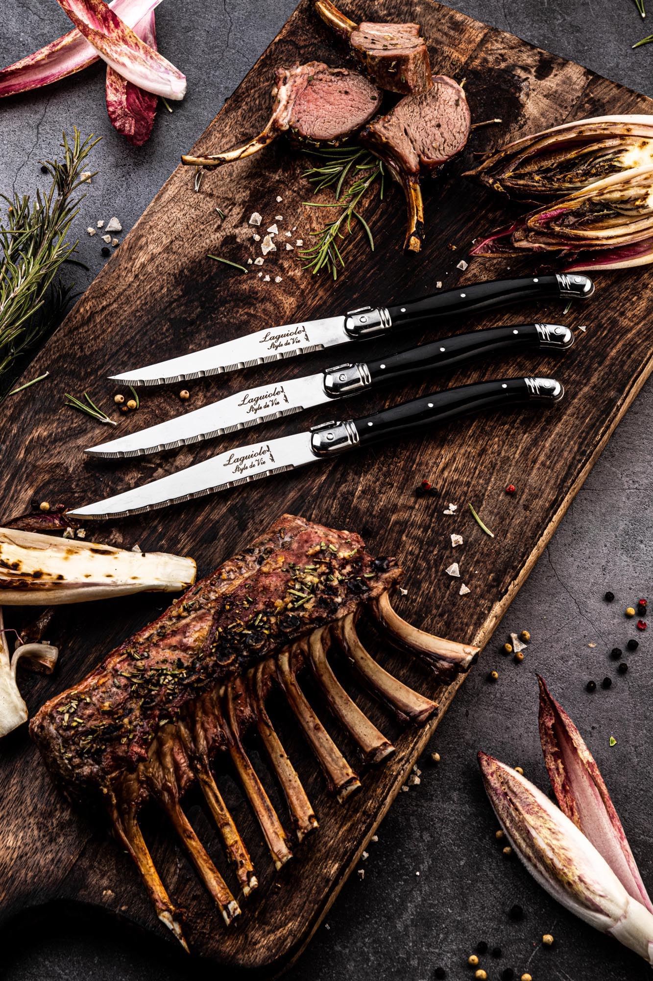 Hochwertiges Laguiole Steakmesser mit schwarzem Griff und 1.8mm Klinge, perfekt für präzises Schneiden und stilvolles Servieren.