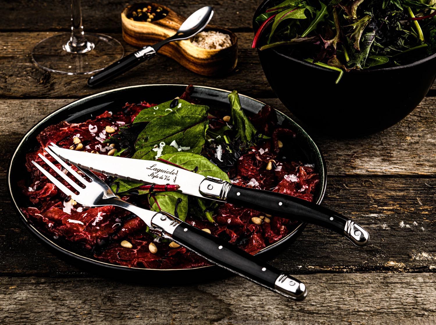 Elegantes Laguiole Steakmesser in Schwarz mit 1,8 mm Klinge. Ideal für müheloses Schneiden und stilvolle Tischpräsentation.