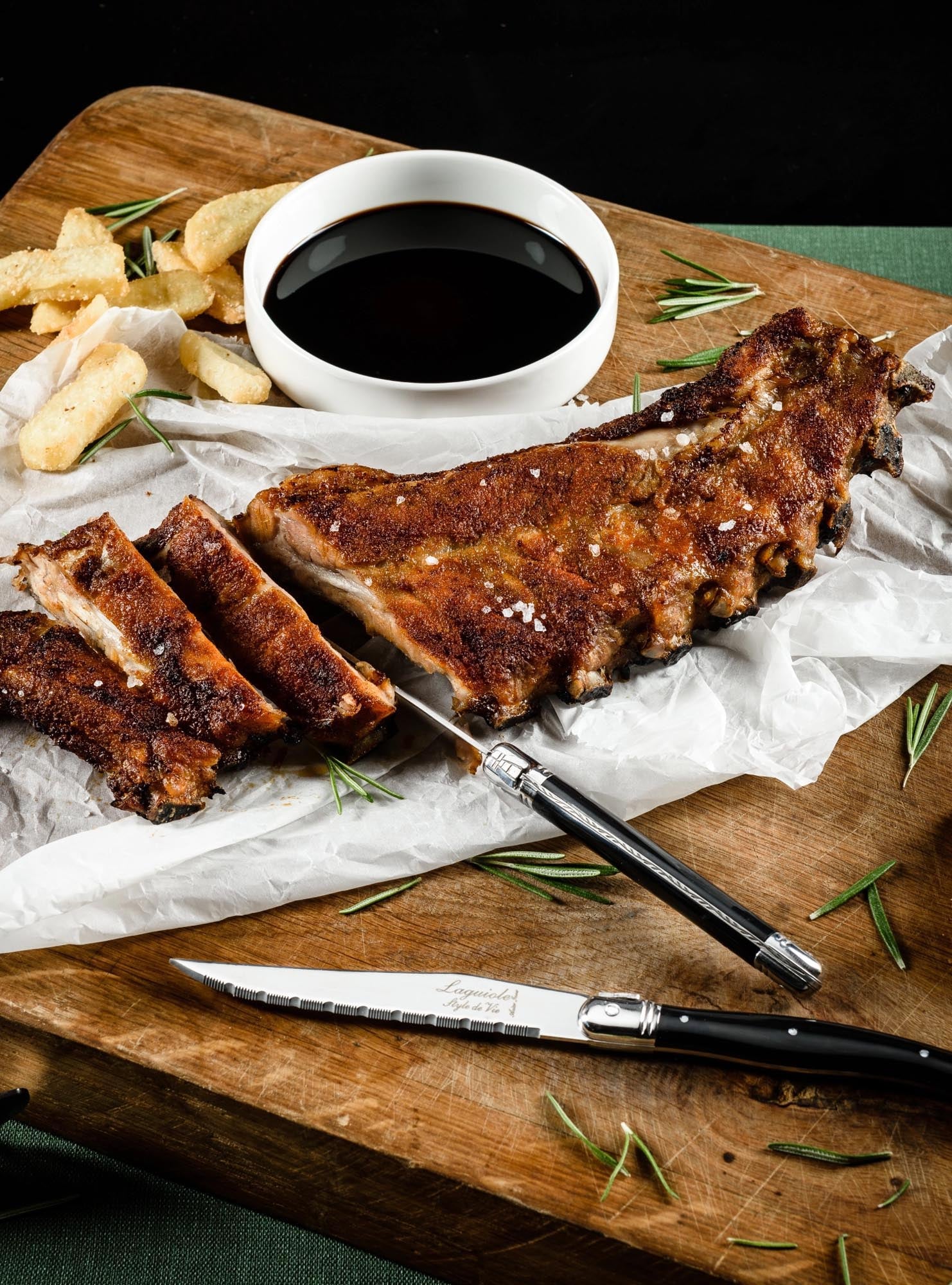 Elegantes Laguiole Steakmesser mit schwarzem Griff und 1.8mm Klinge, ideal für stilvolles Schneiden und Servieren von Steaks.