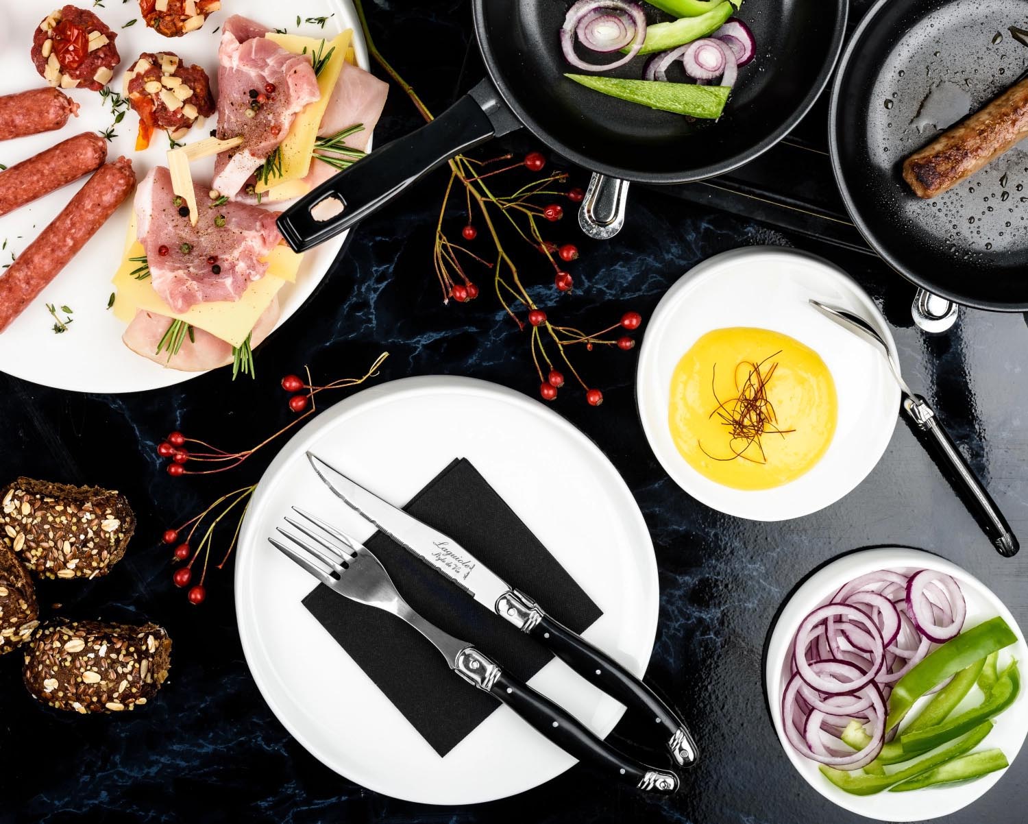 Elegantes Laguiole Steakmesser-Set in Schwarz mit scharfen 1,8 mm Klingen. Ideal für Fleischliebhaber und stilvolle Tischgestaltung.