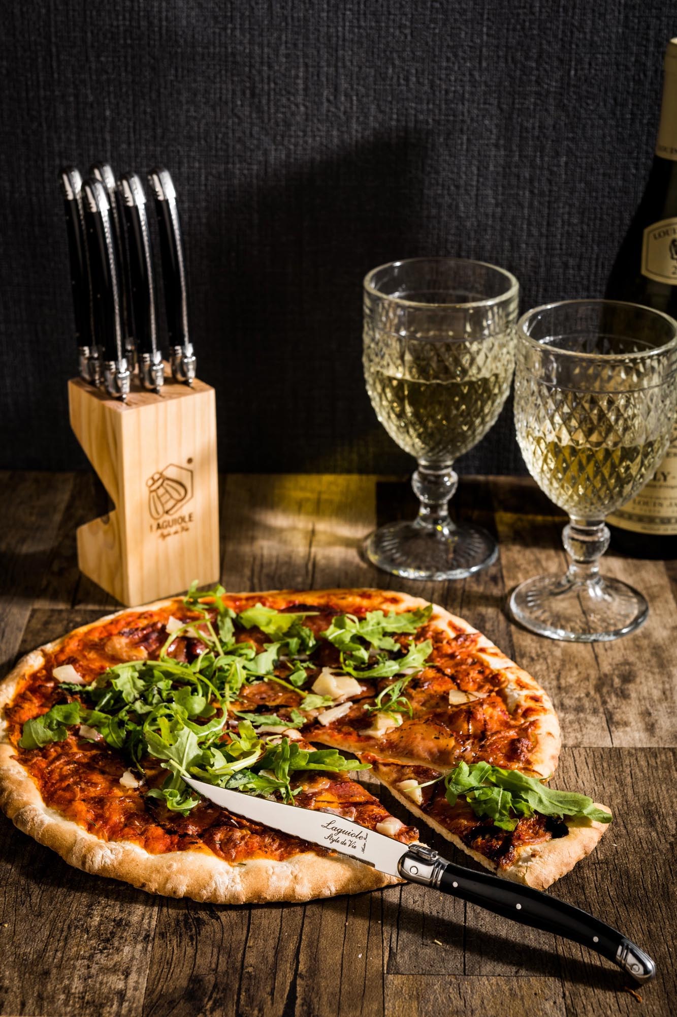 Elegantes Laguiole Steakmesser mit schwarzem Griff und 1.8mm Klinge, ideal für stilvolles Schneiden und Servieren von Steaks.