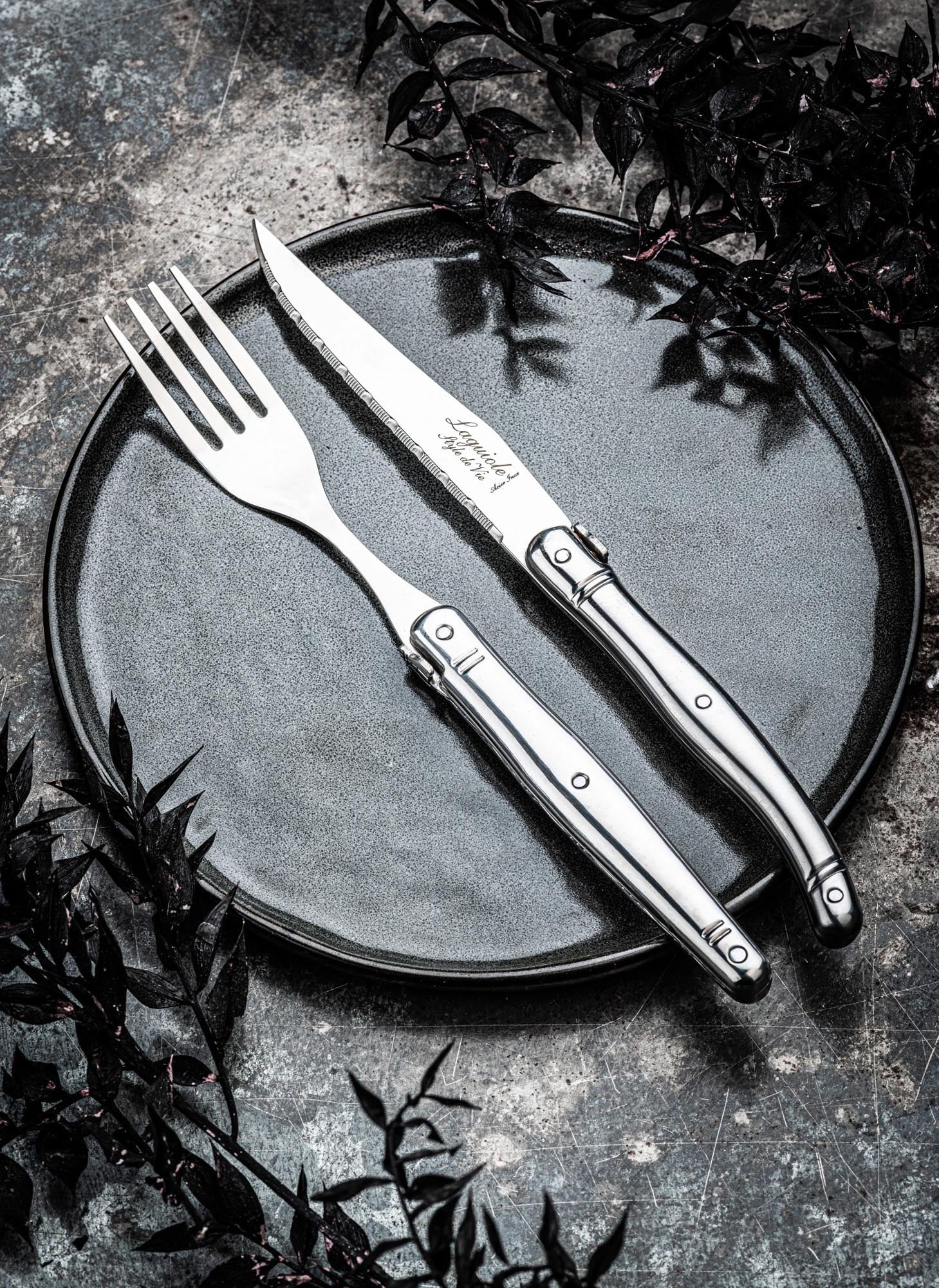 Elegante Laguiole Steakmesser aus rostfreiem Stahl, 1.8mm Klinge, ideal für stilvolles Speisen und gehobene Tischkultur.