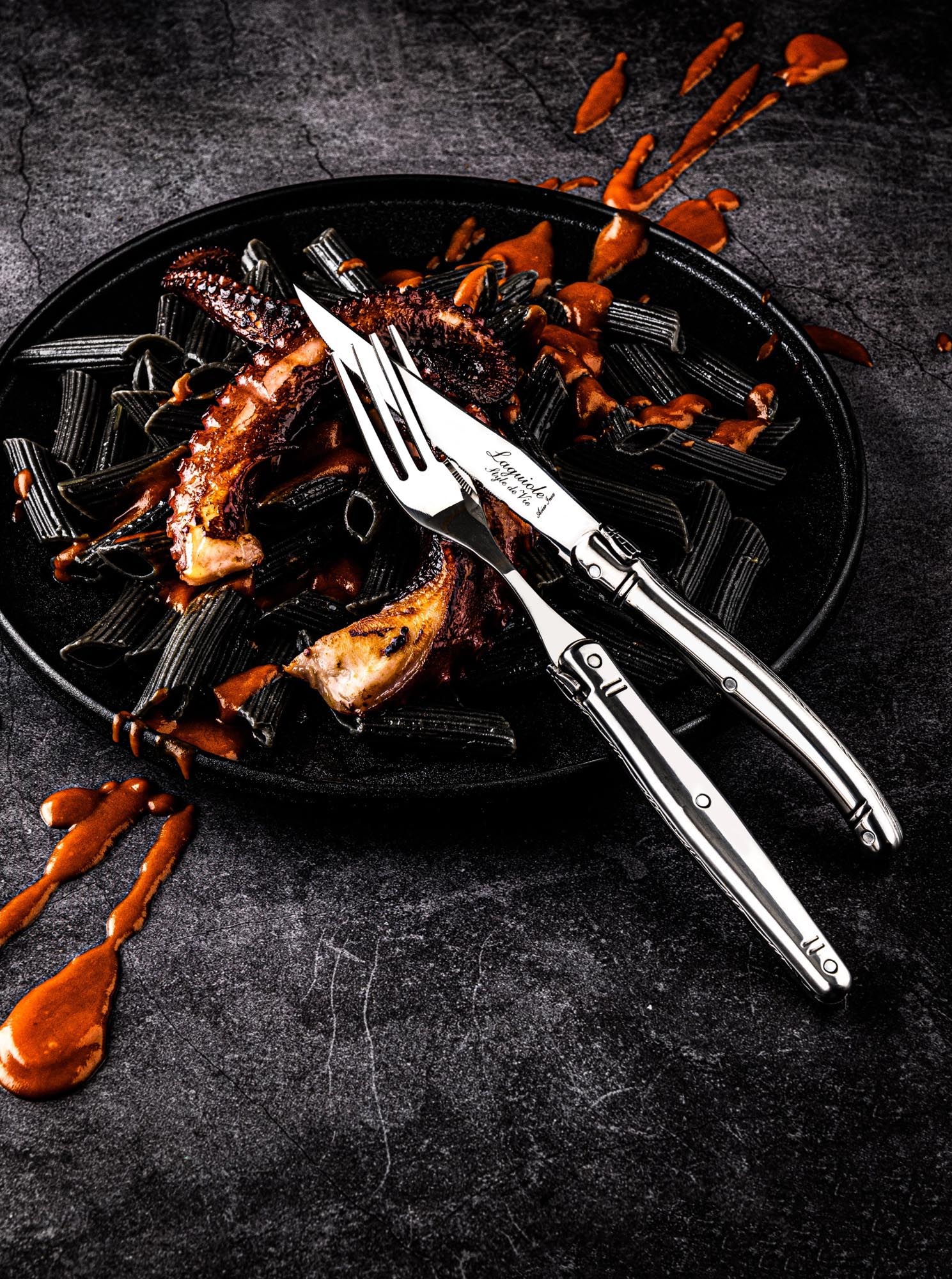 Hochwertige Laguiole Steakmesser, rostfreier Stahl, 1.8mm Klinge, perfekt für elegantes Speisen und anspruchsvolle Tischkultur.