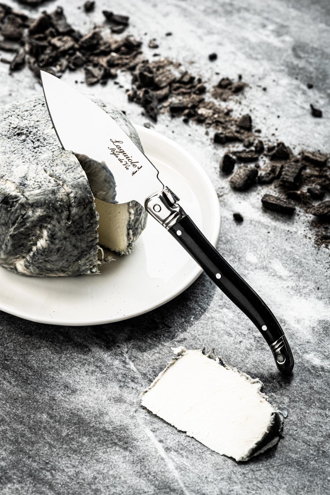 Stilvolles Laguiole Käsemesserset, 3-teilig, mit schwarzen Griffen, perfekt für edlen Käsegenuss und elegante Tischdekoration.