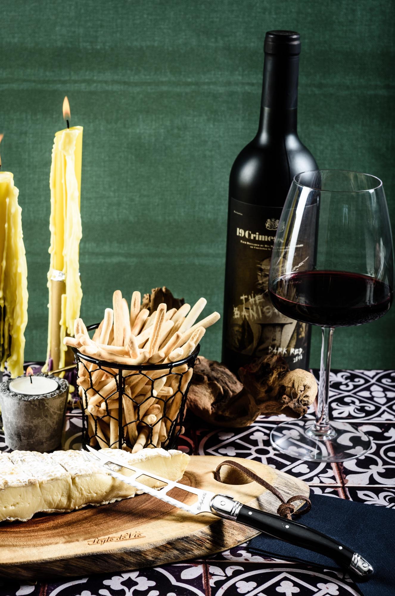 Elegantes Laguiole Käsemesser mit schwarzem Griff, ideal für Käseliebhaber. Hochwertige Verarbeitung und stilvolles Design.