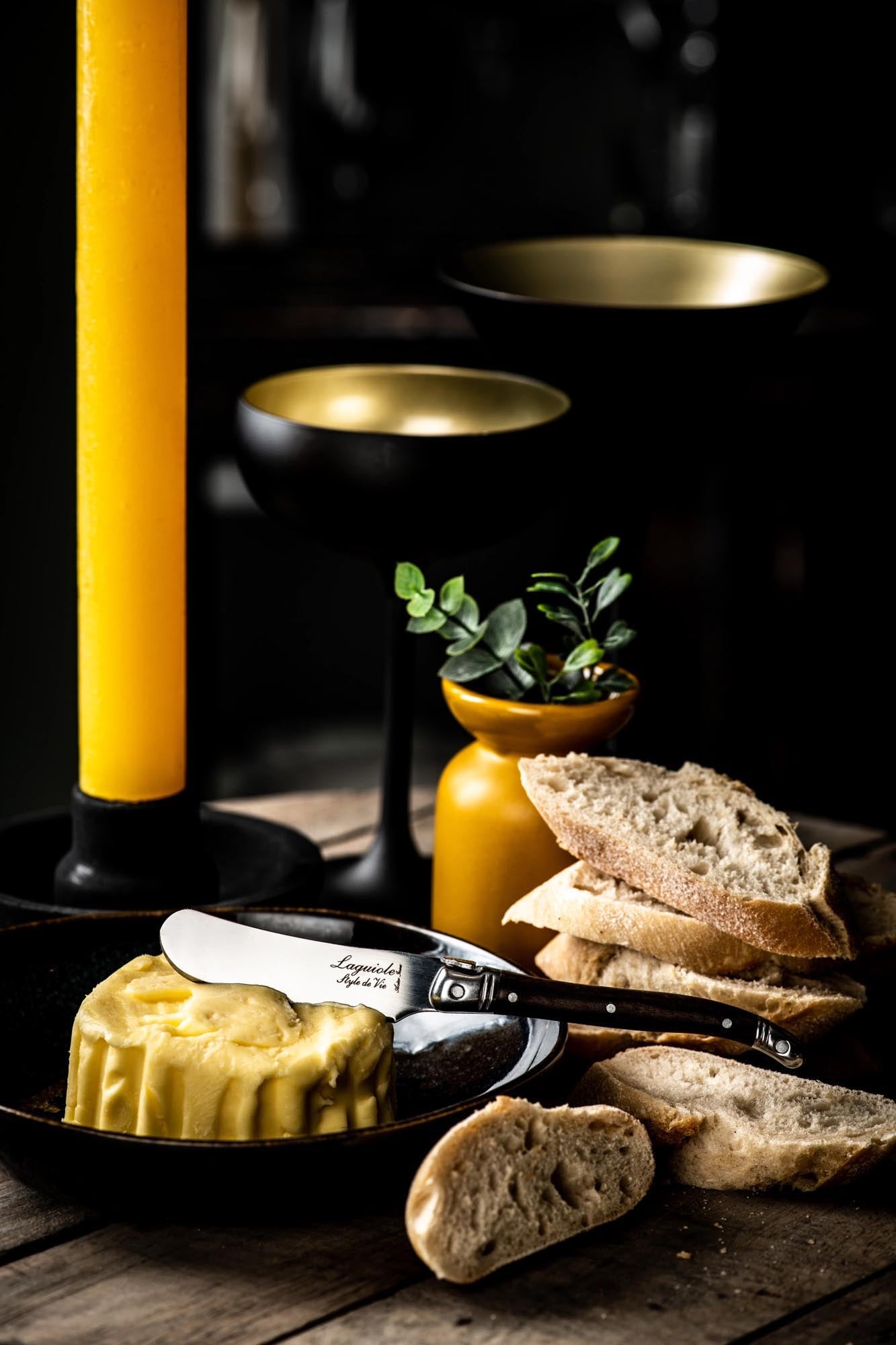 Elegantes Laguiole Buttermesser mit dunklem Holzgriff, ideal für stilvolles Servieren und müheloses Streichen von Butter.