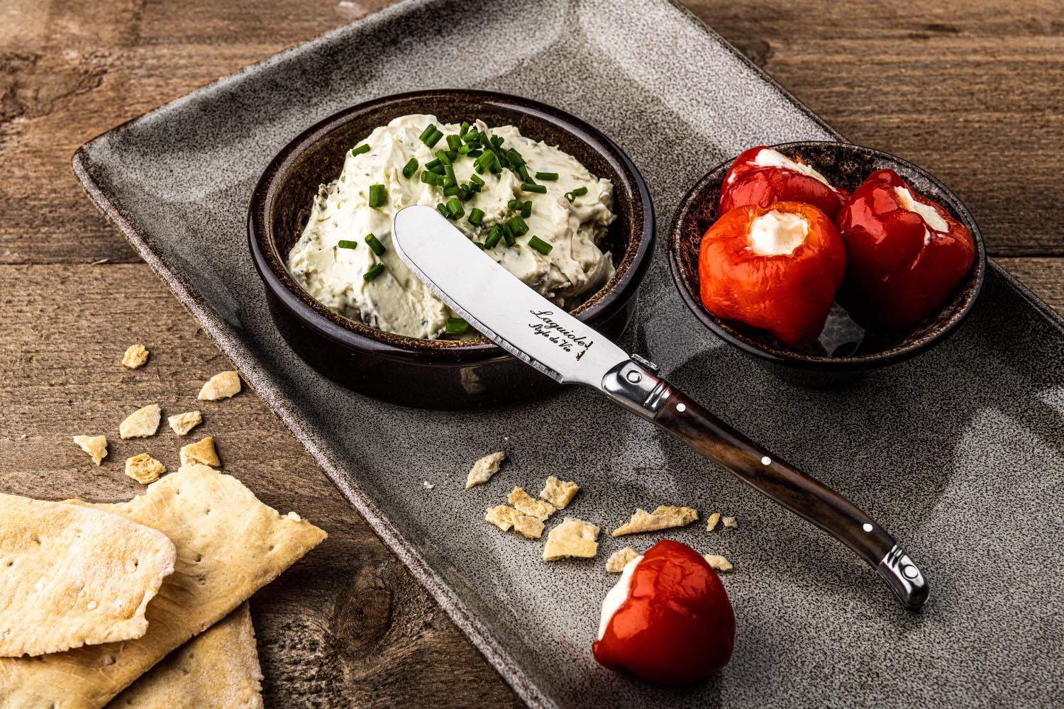 Stilvolles Laguiole Buttermesser mit edlem dunklem Holzgriff, perfekt für elegantes Servieren und komfortables Streichen von Butter.