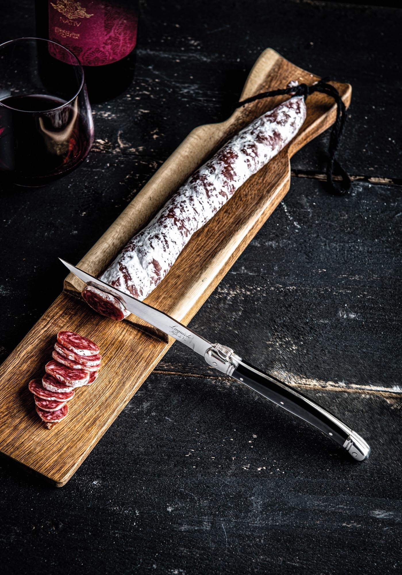 Elegantes Wurstbrett aus Akazienholz, ideal für das Servieren und Schneiden von Wurst, Käse und anderen Köstlichkeiten.