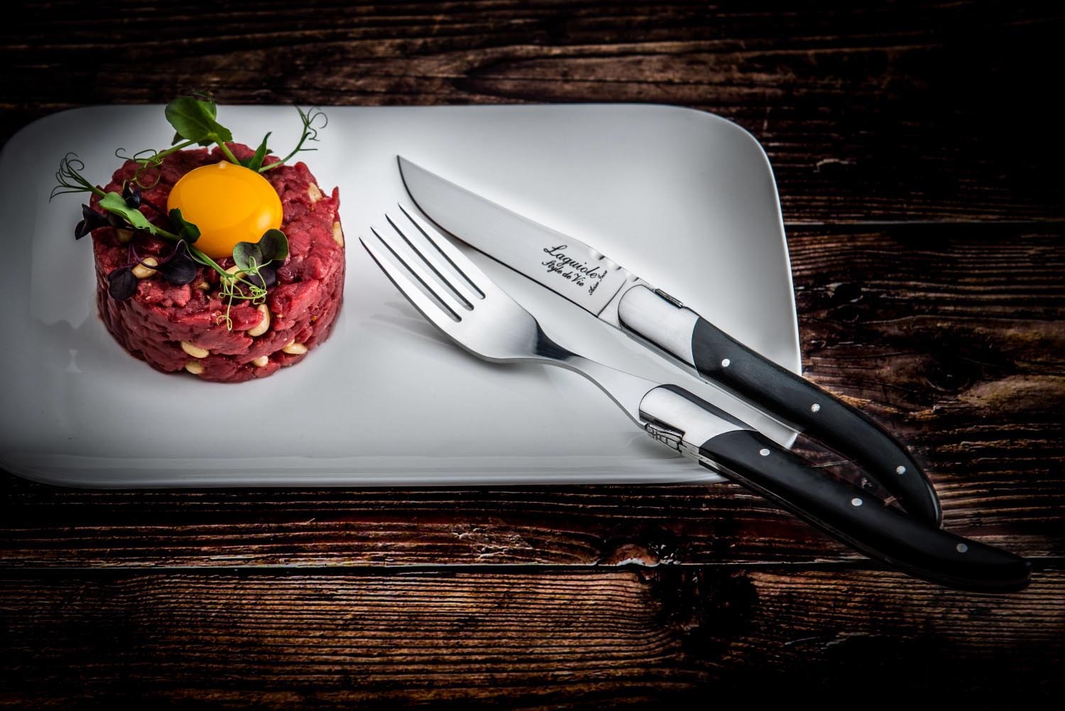 Elegantes Laguiole Steakmesser mit Griff aus schwarzem Ebenholz, ideal für stilvolles Speisen und höchste Ansprüche.