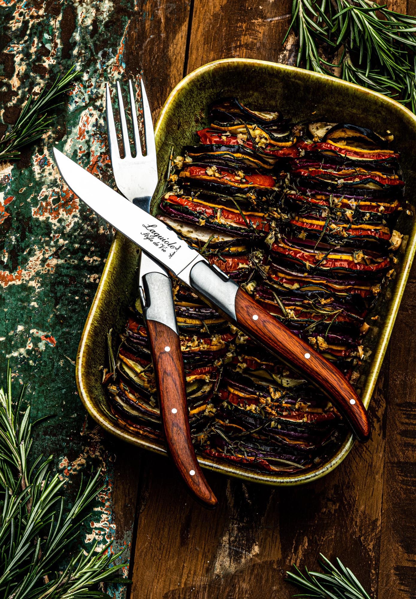 Elegantes Laguiole Steakmesser mit Griff aus Rosé-Pakka-Holz, ideal für präzises Schneiden und stilvolle Tischkultur.