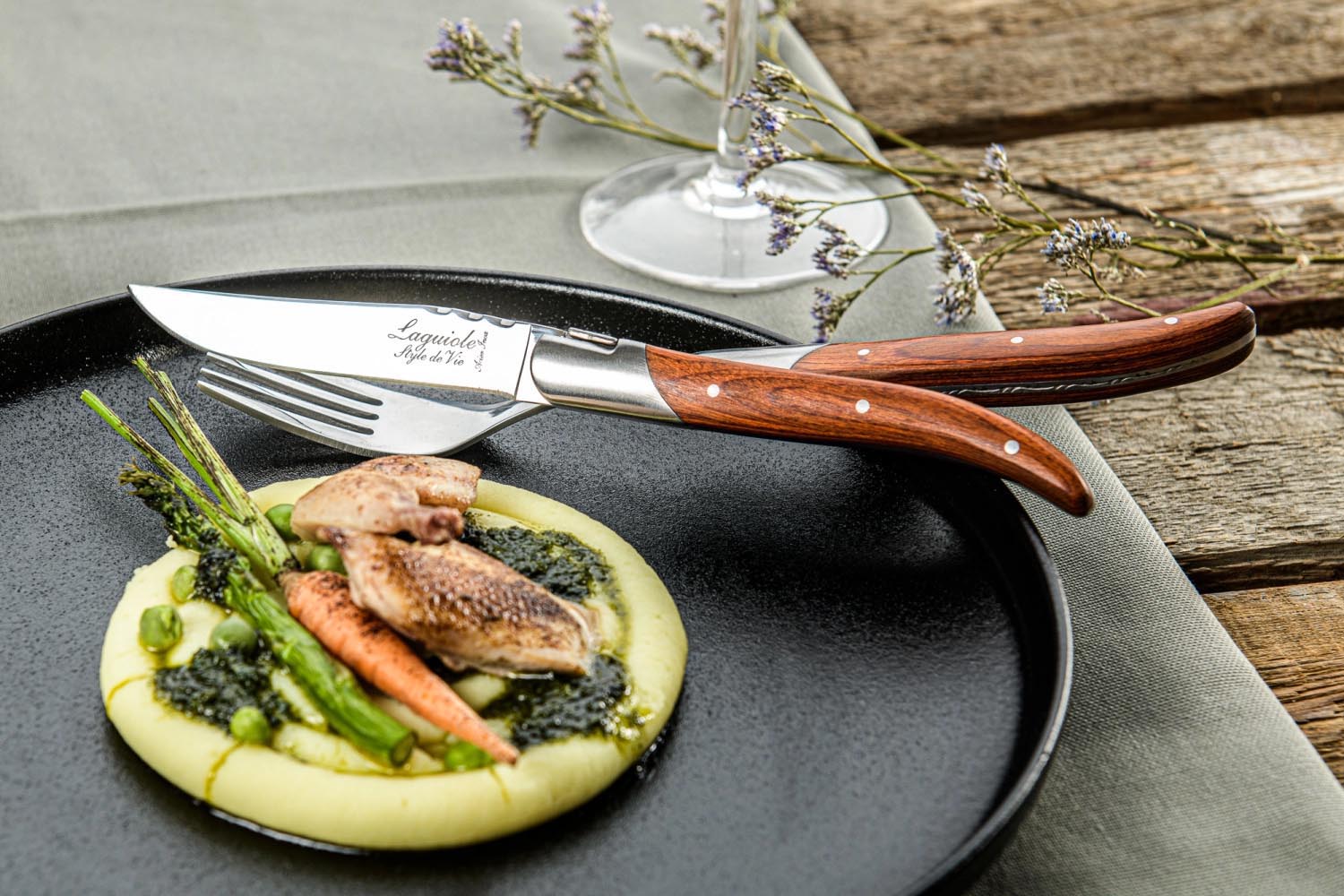 Hochwertiges Laguiole Steakmesser mit edlem Rosé-Pakka-Holzgriff, perfekt für stilvolles Schneiden und Servieren.