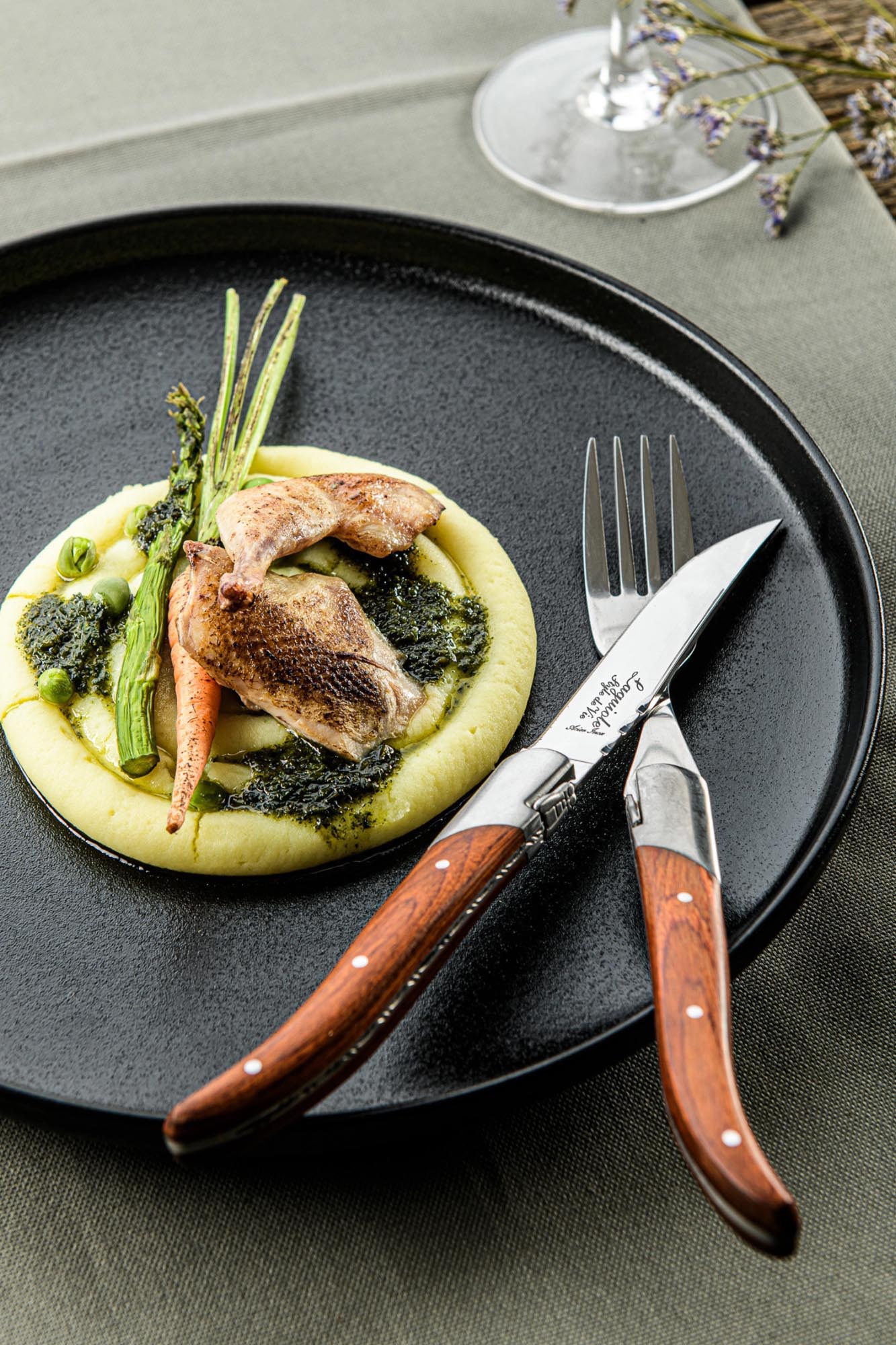 Elegantes Laguiole Steakmesser mit Griff aus Rosé-Pakka-Holz, ideal für präzises Schneiden und stilvolles Servieren.