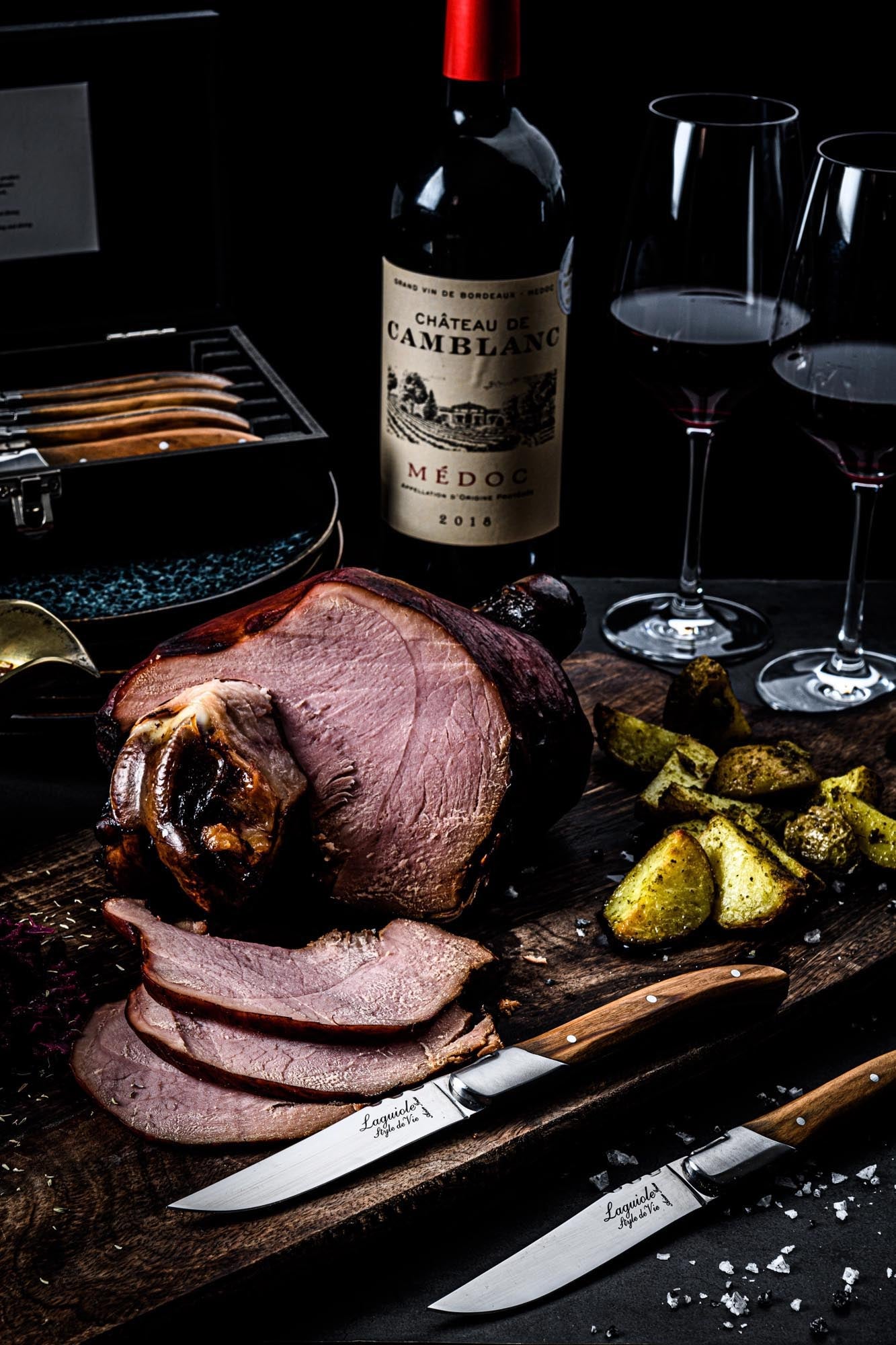 Elegantes Laguiole Steakmesser mit Griff aus Olivenholz, ideal für präzises Schneiden und stilvolles Servieren von Fleischgerichten.