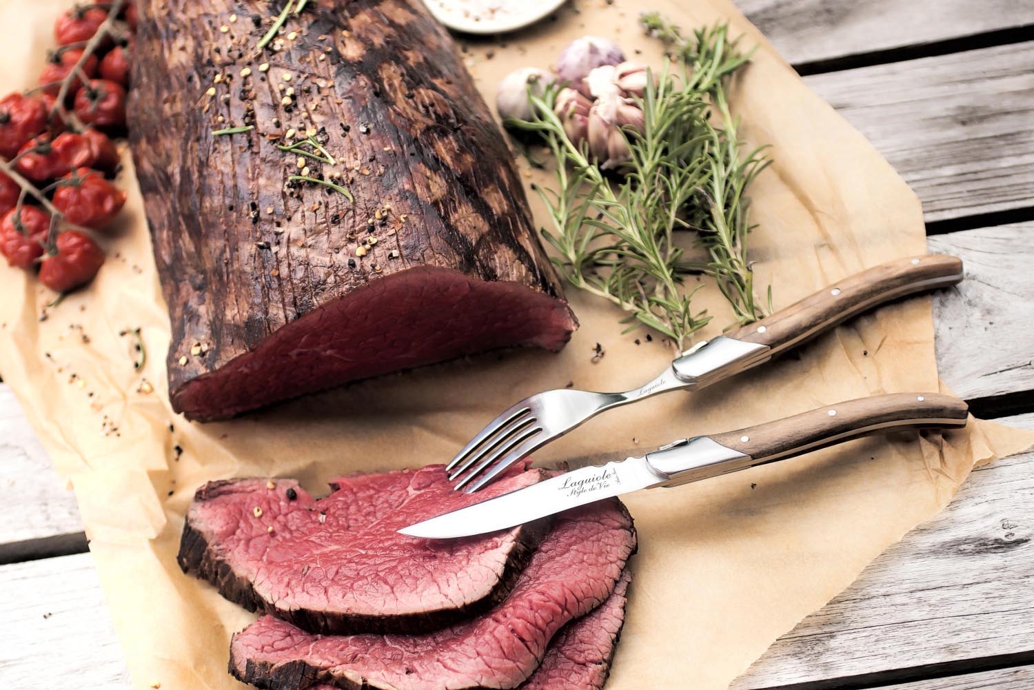 Edles Laguiole Steakmesser mit Olivenholzgriff, präzise gefertigt, perfekt für anspruchsvolle Geniesser und stilvolles Essen.