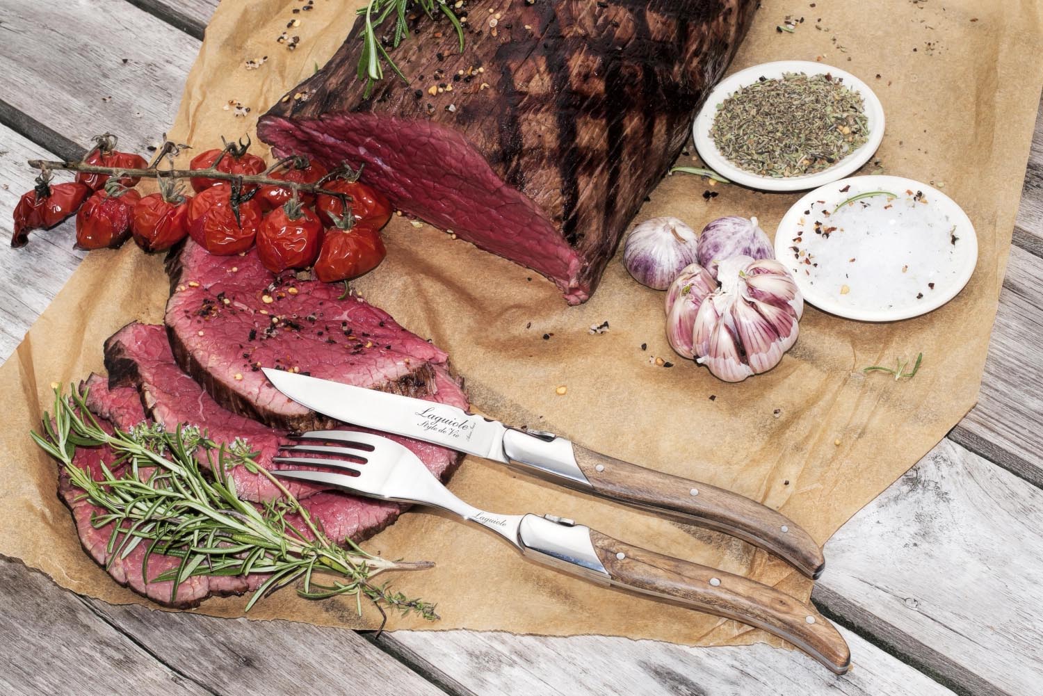 Elegantes Laguiole Steakmesser mit Griff aus Olivenholz, hochwertig verarbeitet, ideal für stilvolles Speisen und Geniesser.