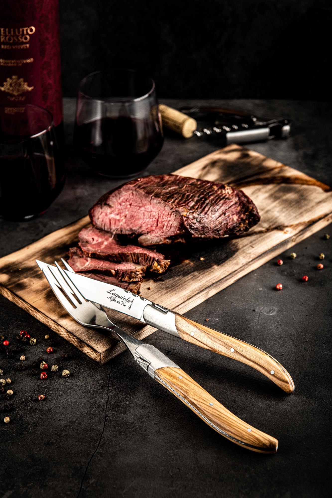 Elegantes Laguiole Steakmesser mit Griff aus Olivenholz, ideal für präzises Schneiden und stilvolles Servieren.