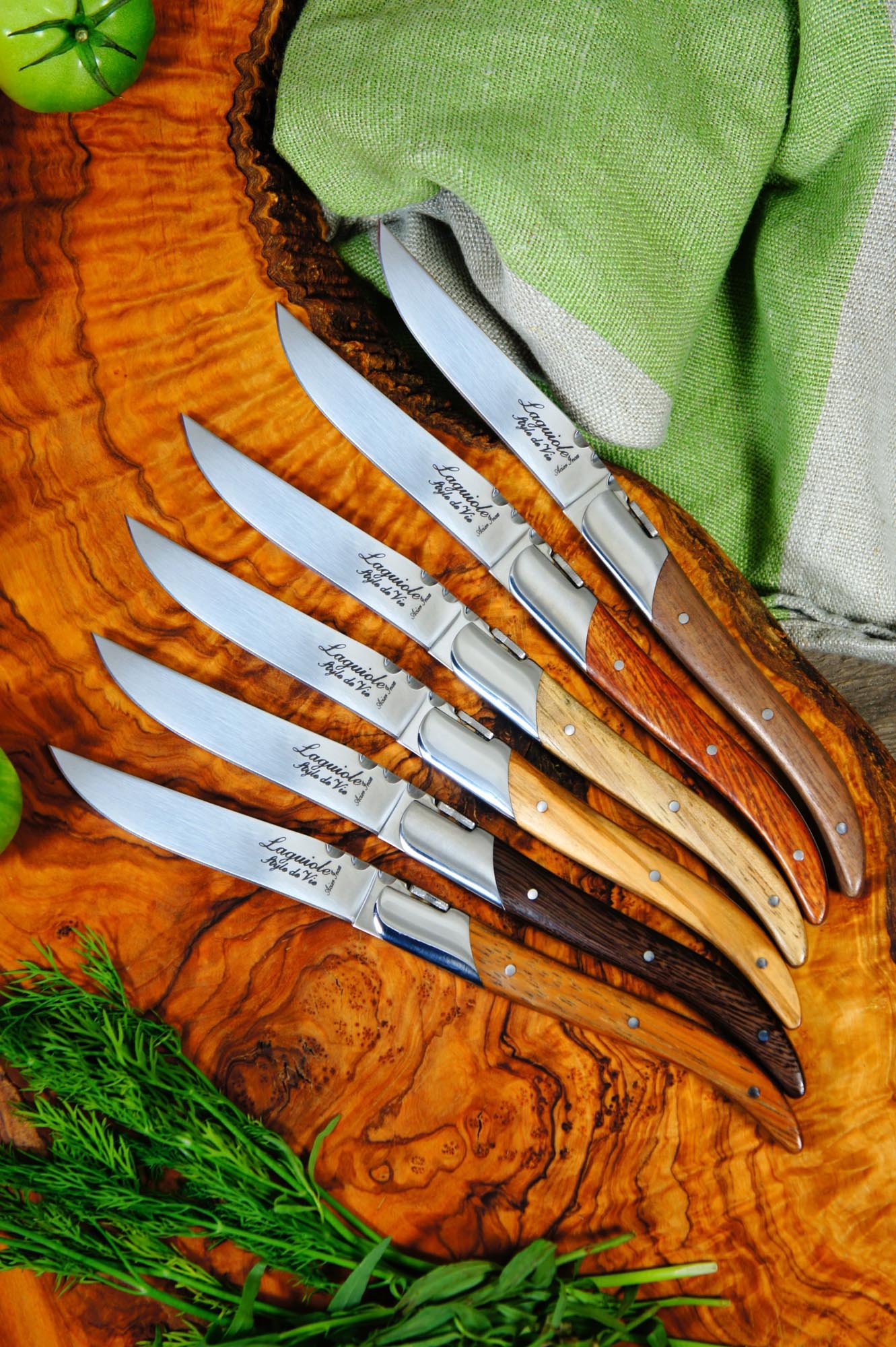 Elegante Laguiole Steakmesser mit Griffen aus edlem Holz, perfekt für anspruchsvolle Geniesser und stilvolle Tischmomente.