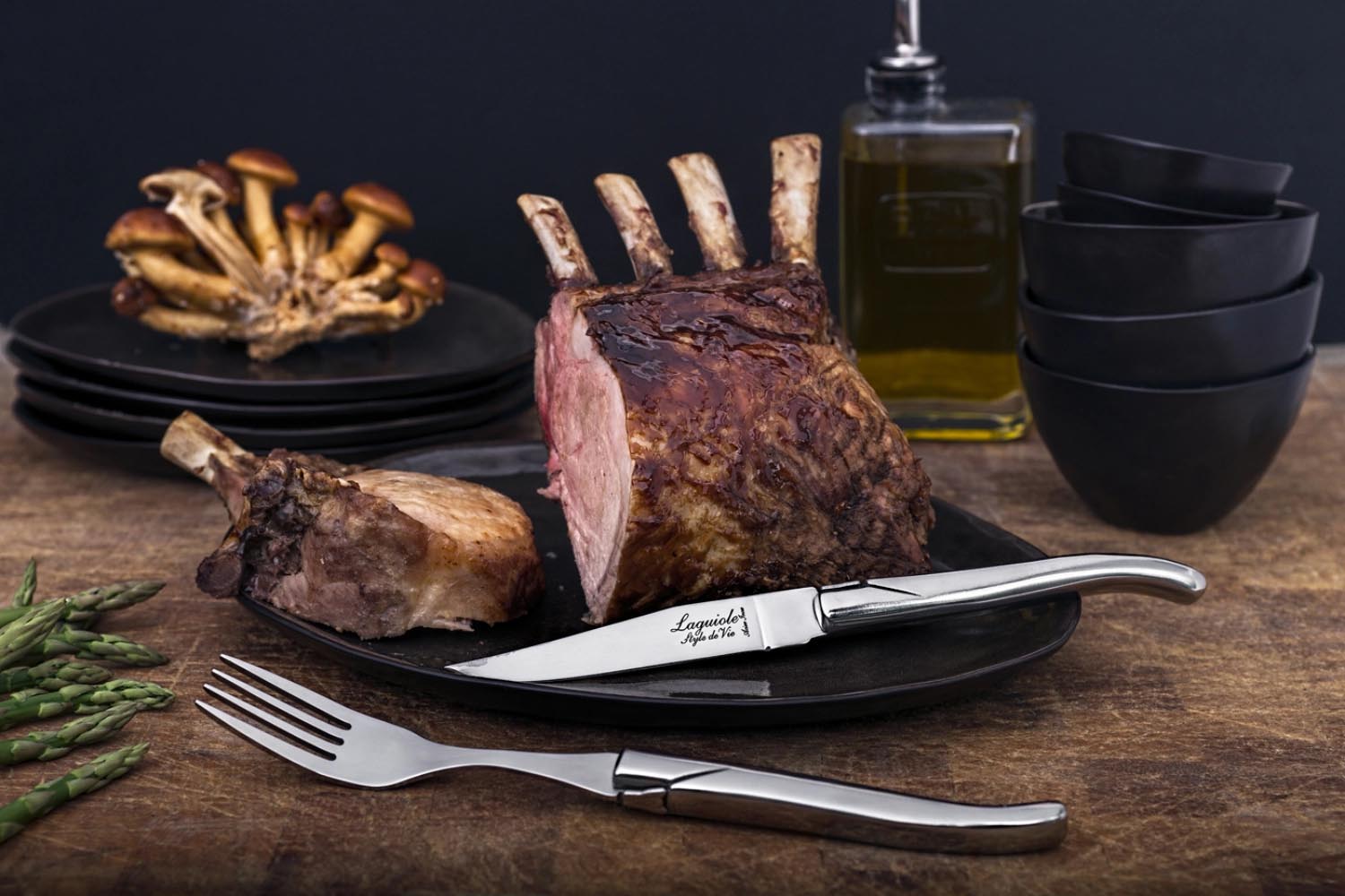 Elegante Laguiole Steakmesser aus rostfreiem Stahl, ideal für stilvolles Speisen. Hochwertige Verarbeitung und luxuriöses Design.
