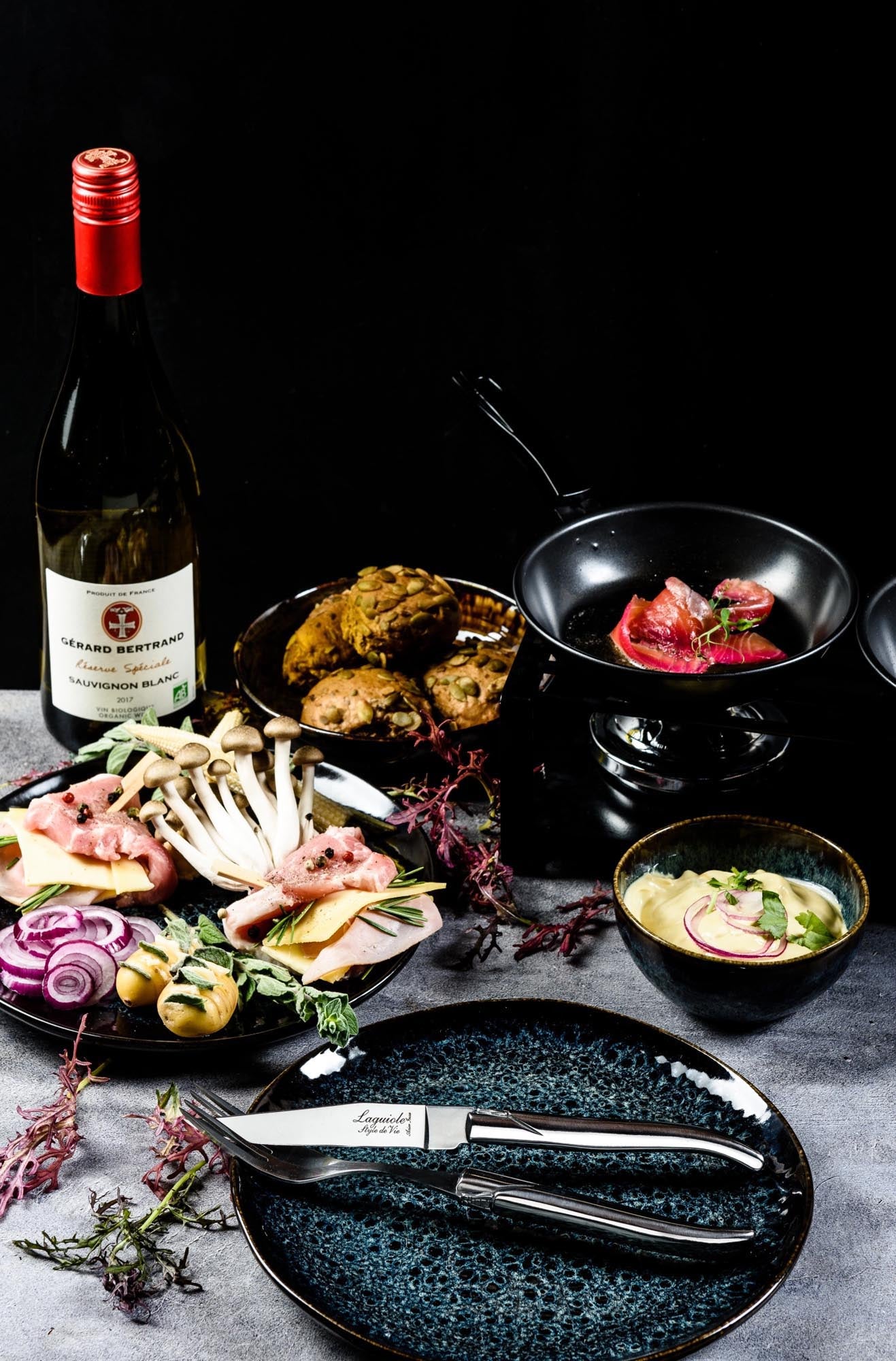 Elegante Laguiole Steakmesser aus rostfreiem Stahl, ideal für stilvolles Speisen. Hochwertige Verarbeitung und luxuriöses Design.