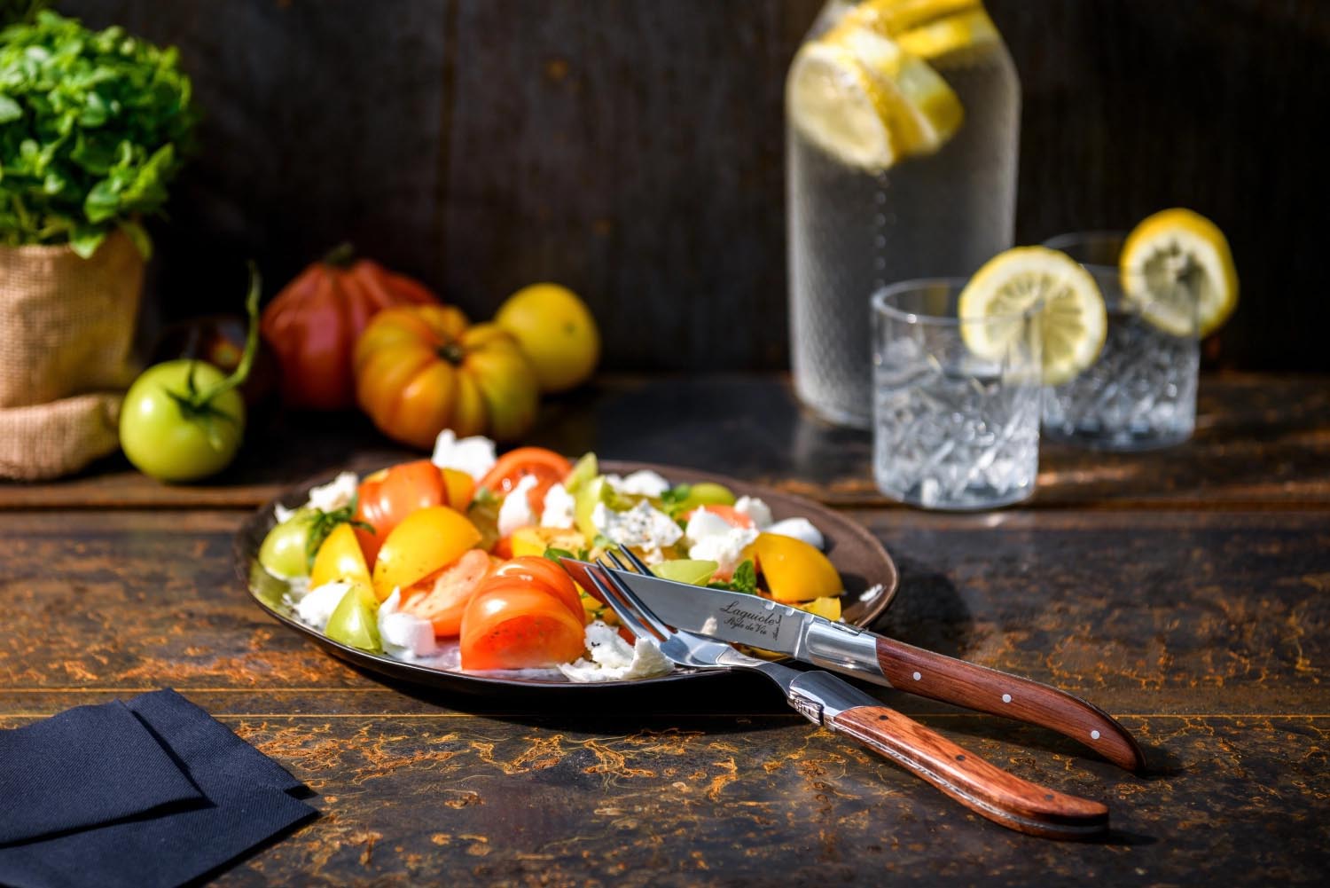 Luxuriöse Gabeln aus Edelstahl mit edlen Pakka-Rose Griffen, perfekt für elegante Anlässe und stilvolle Tischdekoration.
