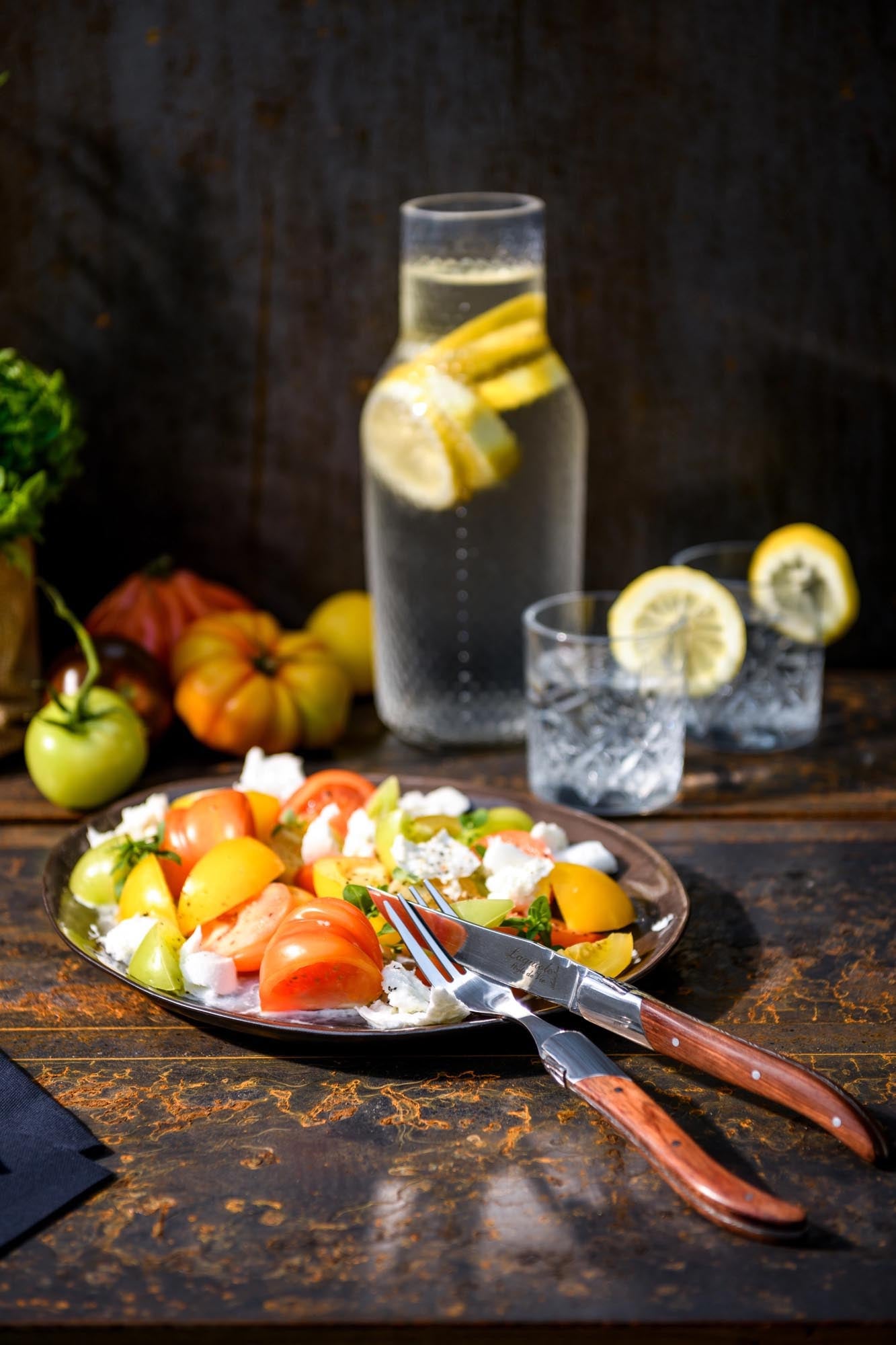 Elegante Laguiole Gabeln der Luxury Line mit roséfarbenen Pakka-Holzgriffen, ideal für stilvolle Tischkultur und kulinarischen Genuss.