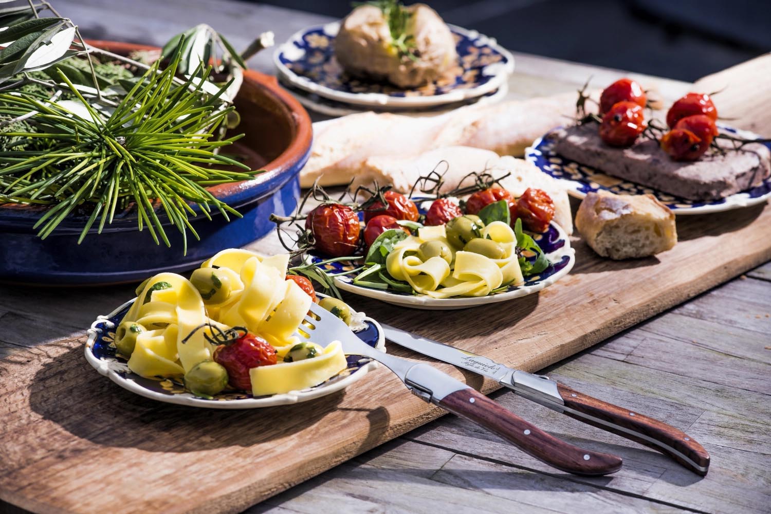 Stilvolle Laguiole Luxury Line Gabeln mit roséfarbenen Pakka-Holzgriffen, perfekt für gehobene Tischkultur und genussvolle Momente.