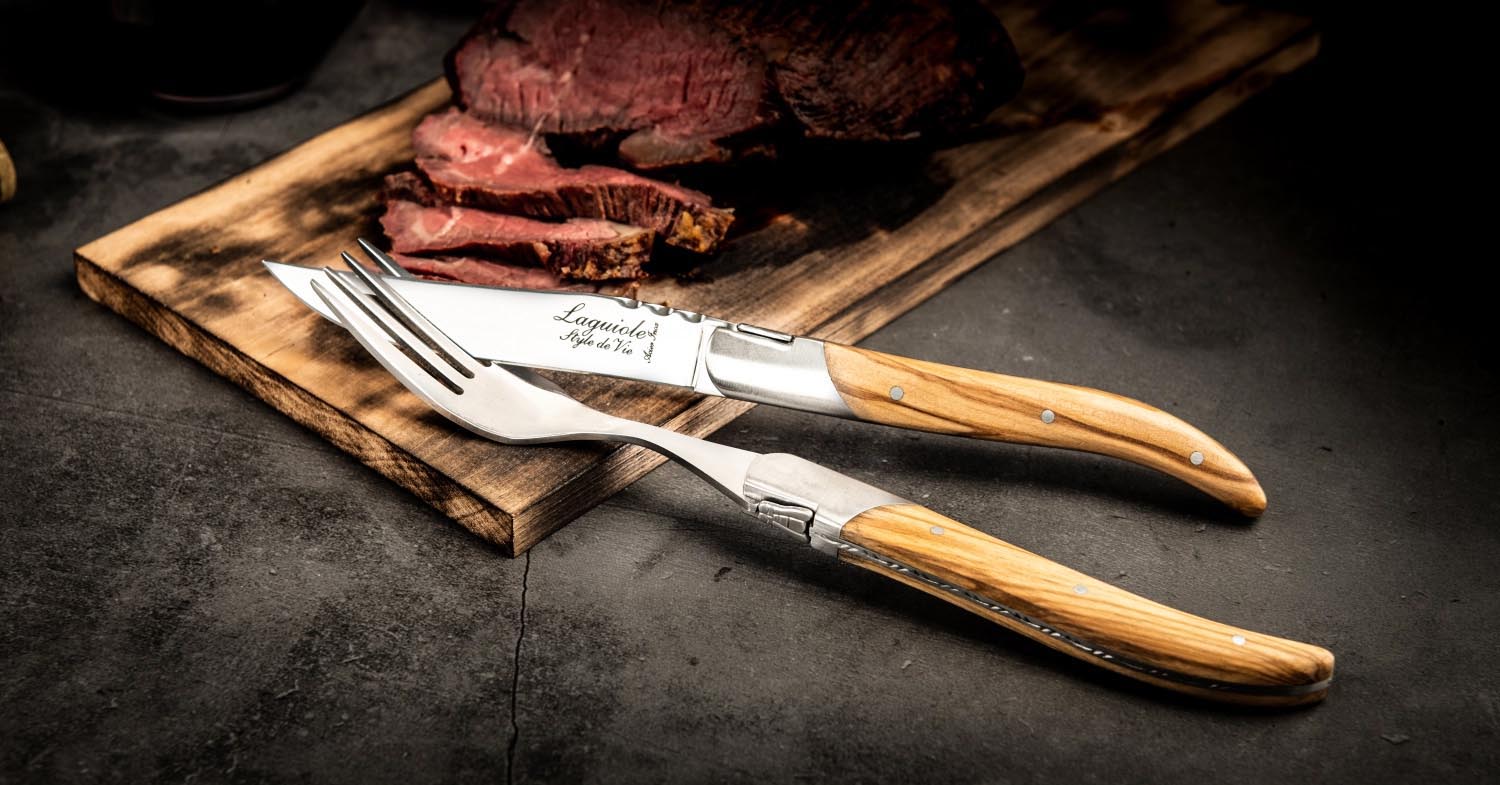Hochwertige Laguiole Gabeln mit edlen Olivenholzgriffen, handgefertigt, perfekt für stilvolle Tischkultur und exklusives Ambiente.