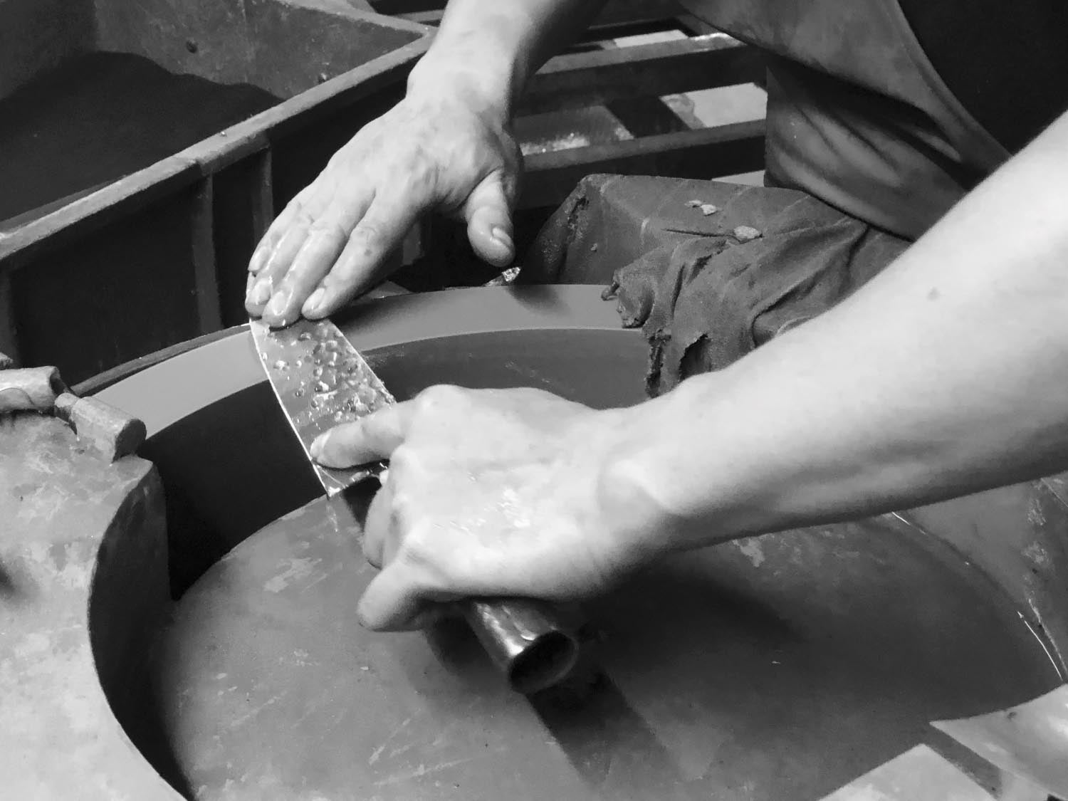 Das Forged Brute Kochmesser 20cm besticht durch seine scharfe Klinge, rustikale Optik und hochwertige Handarbeit.