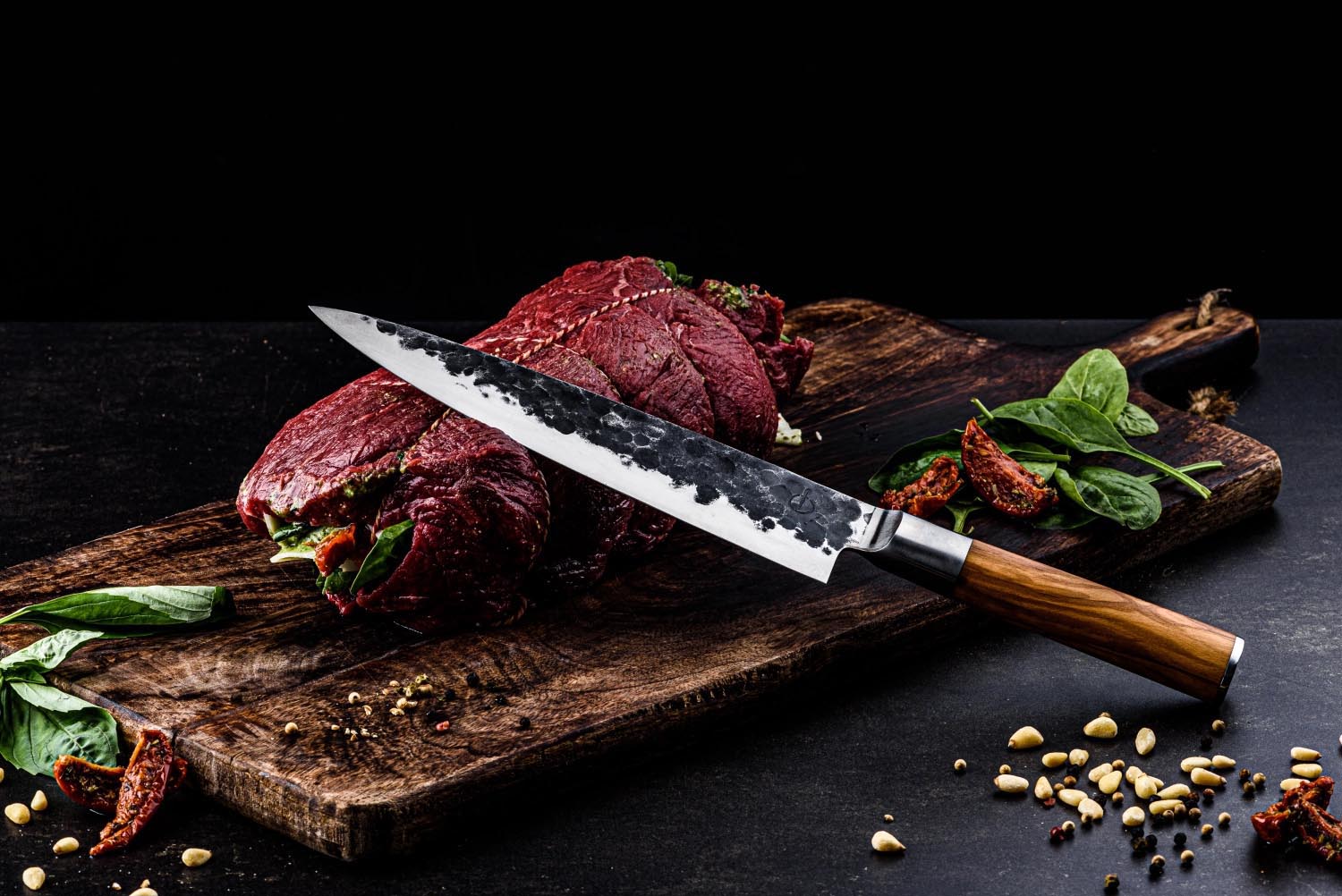 Das 20cm Forged Olive Kochmesser bietet eine präzise Klinge und einen eleganten Olivenholzgriff für perfekte Schnittergebnisse.