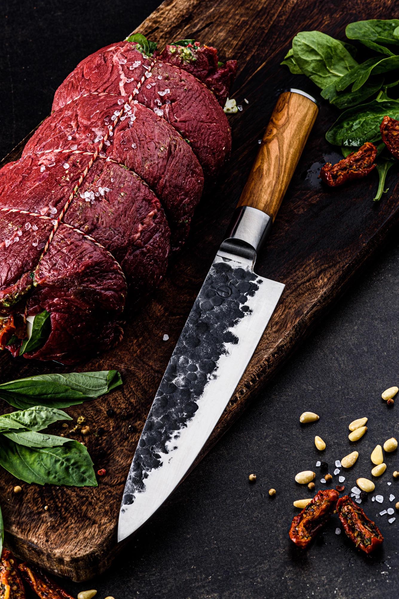 Das Forged Olive Kochmesser 20cm kombiniert eine scharfe Klinge mit einem stilvollen Olivenholzgriff für exzellentes Schneiden.