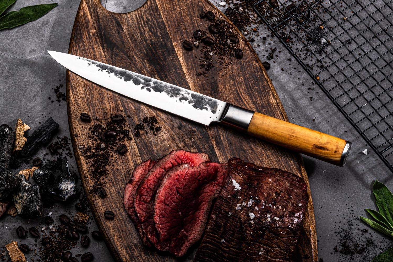 Das Forged Olive Fleischmesser 20cm besticht durch seine scharfe Klinge und den eleganten Olivenholzgriff.