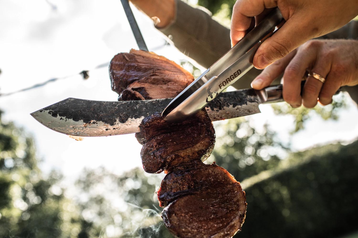 Das Forged Olive Metzgermesser 25cm besticht durch seine scharfe Klinge und den eleganten Olivenholzgriff.