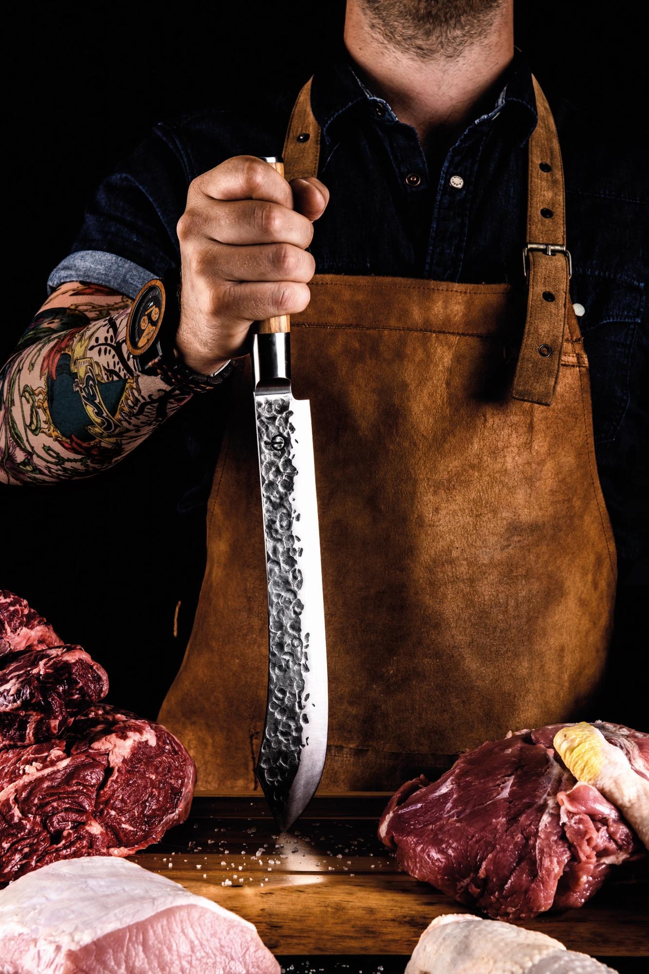 Das Forged Olive Metzgermesser 25cm besticht durch seine scharfe Klinge und den eleganten Olivenholzgriff.