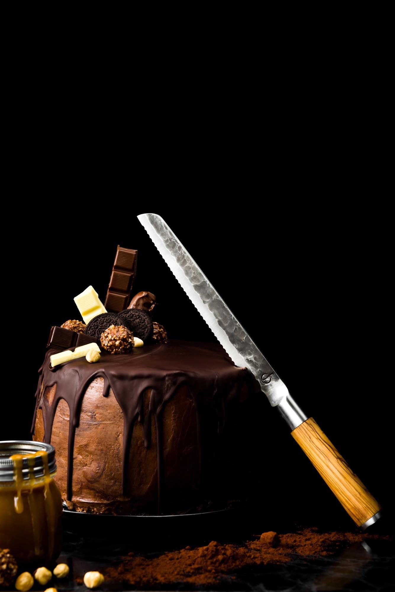 Das Forged Olive Brotmesser, 20cm, kombiniert eine scharfe Klinge mit einem edlen Olivenholzgriff für müheloses Brotschneiden.